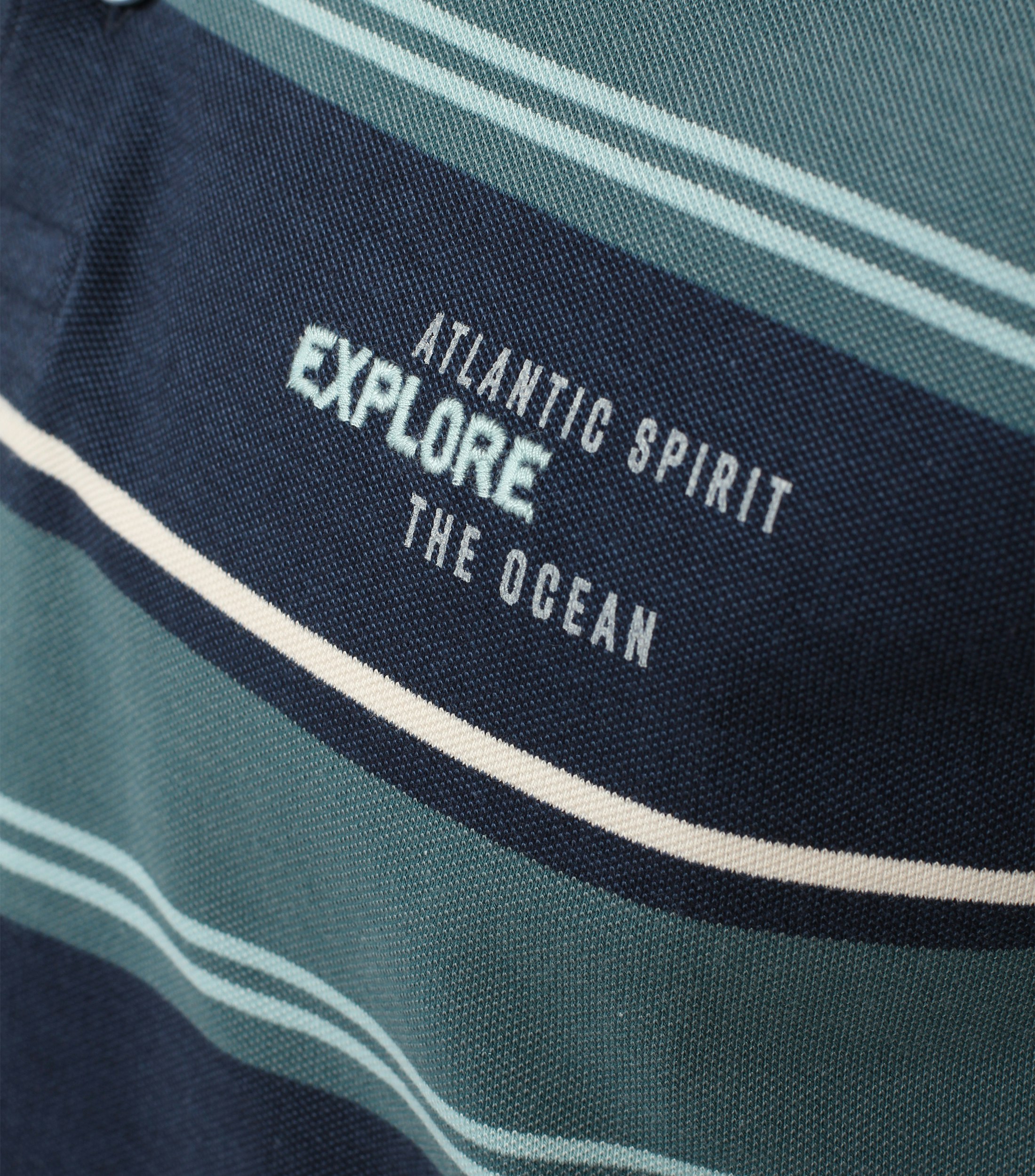 Ein Polo-Shirt im gestreift Muster in der Farbe Türkis