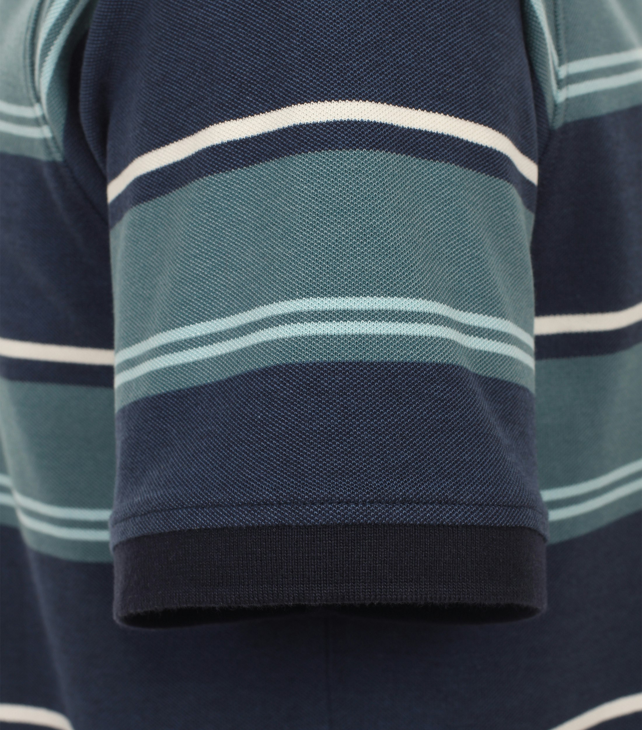 Ein Polo-Shirt im gestreift Muster in der Farbe Türkis