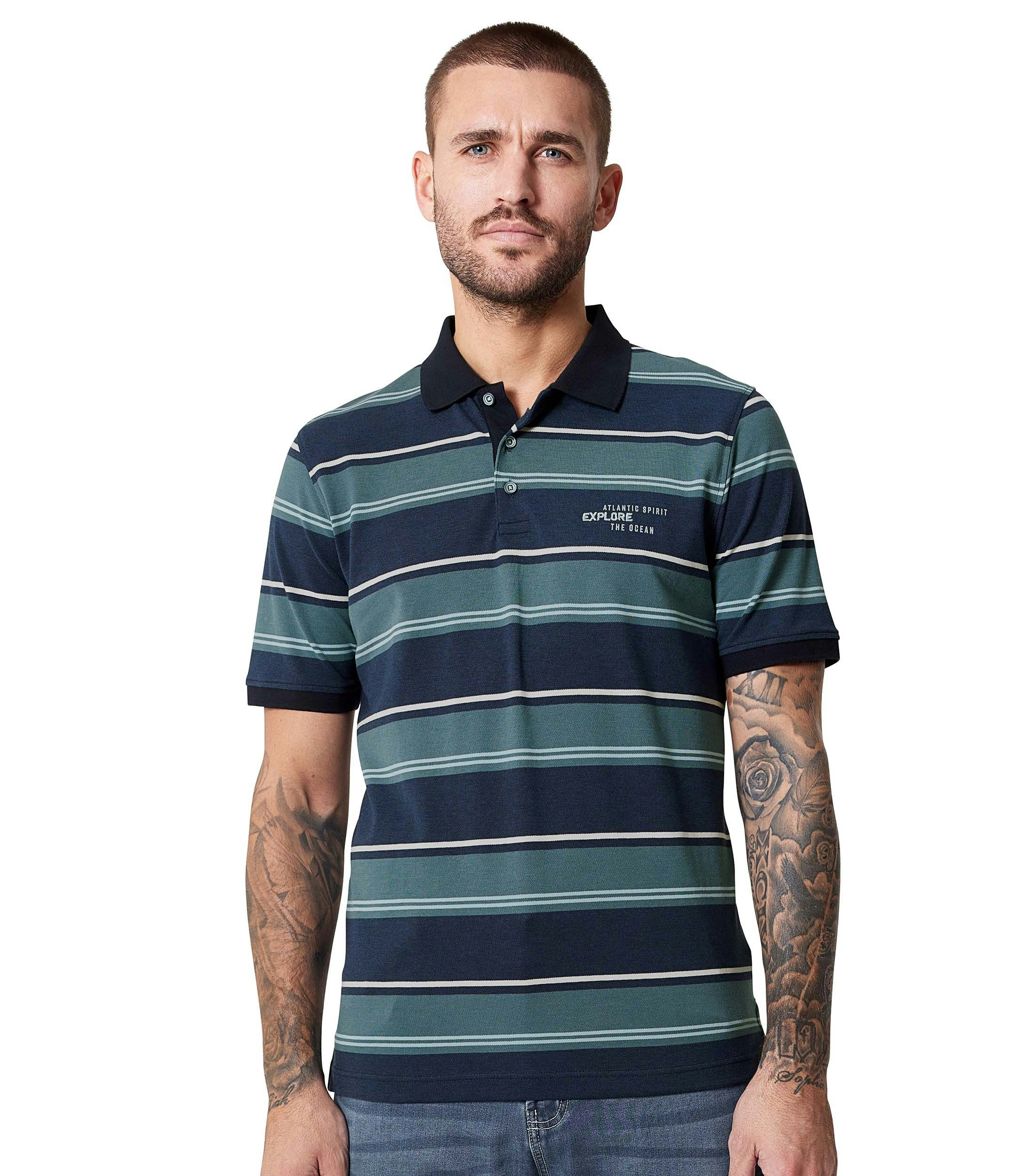 Ein Polo-Shirt im gestreift Muster in der Farbe Türkis