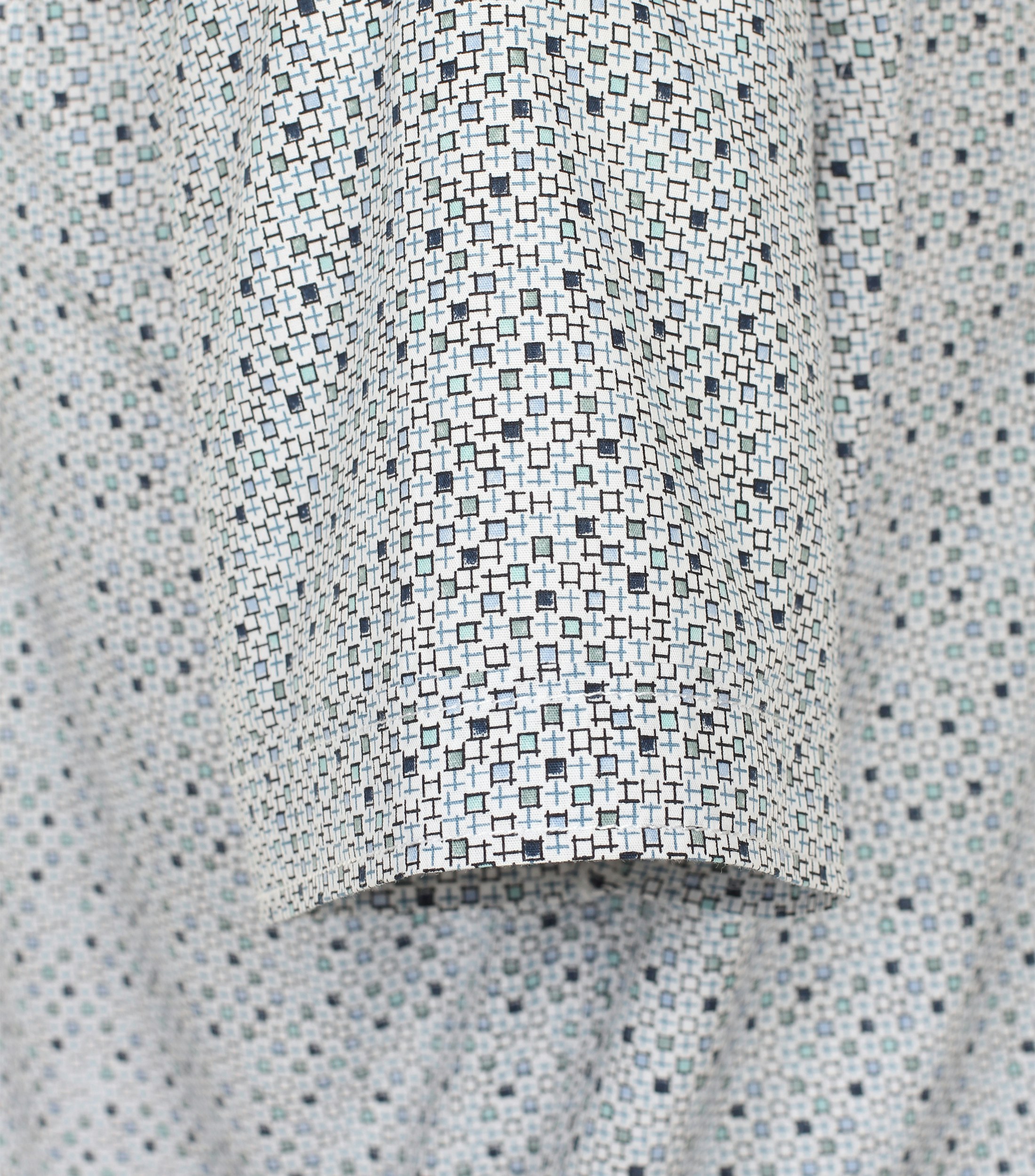 Ein Freizeithemd im Print Muster in der Farbe Türkis