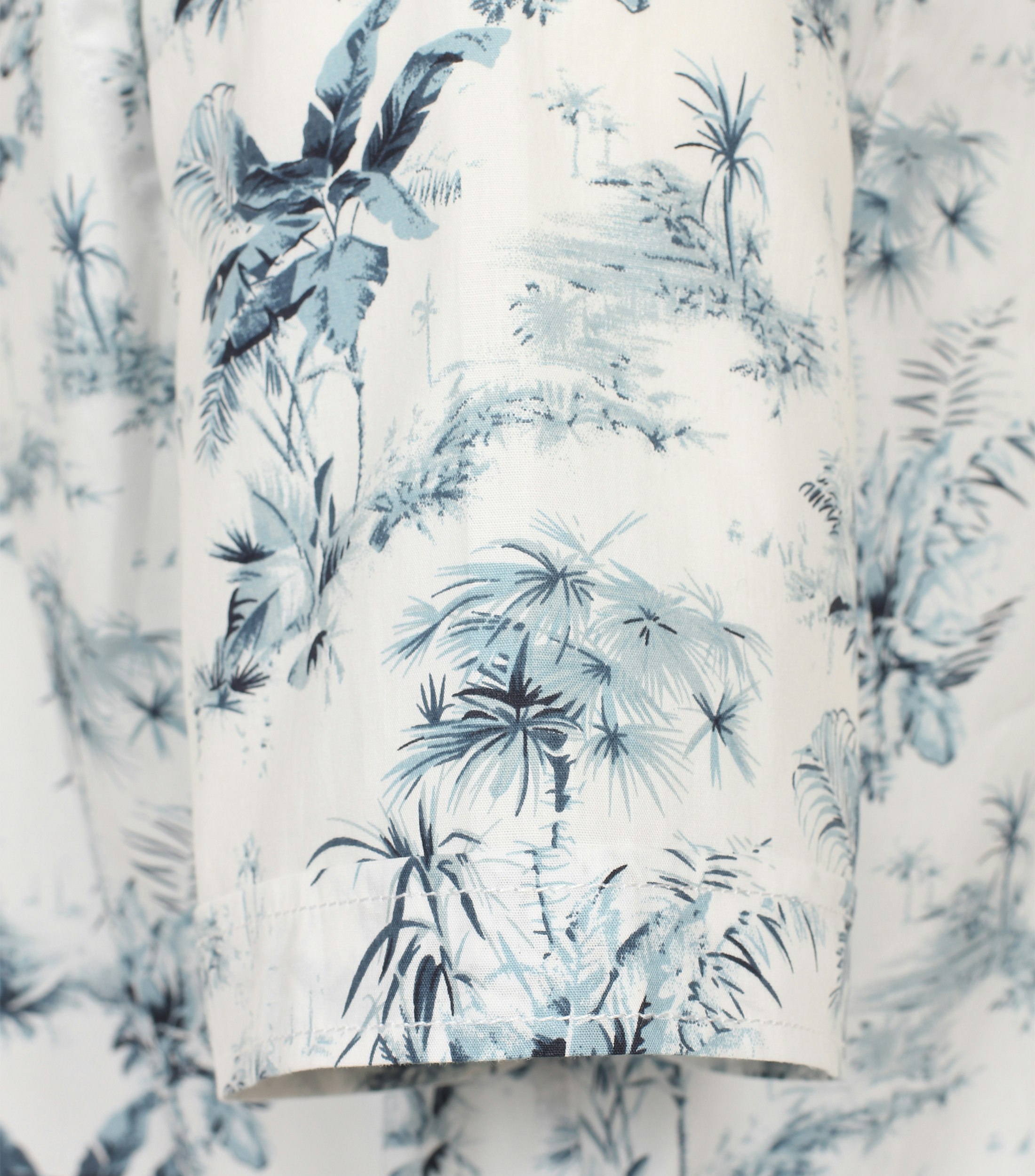 Ein Freizeithemd im Print Muster in der Farbe Mittelblau