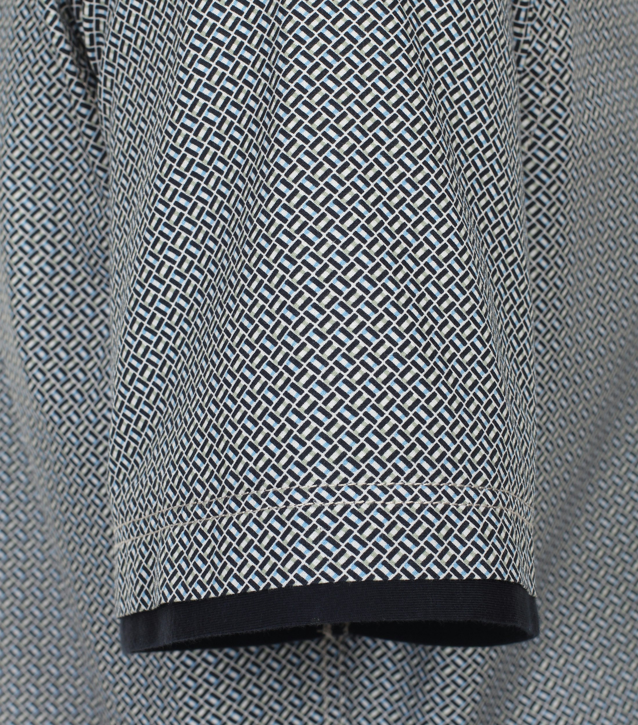 Ein Freizeithemd im Print Muster in der Farbe Mittelblau