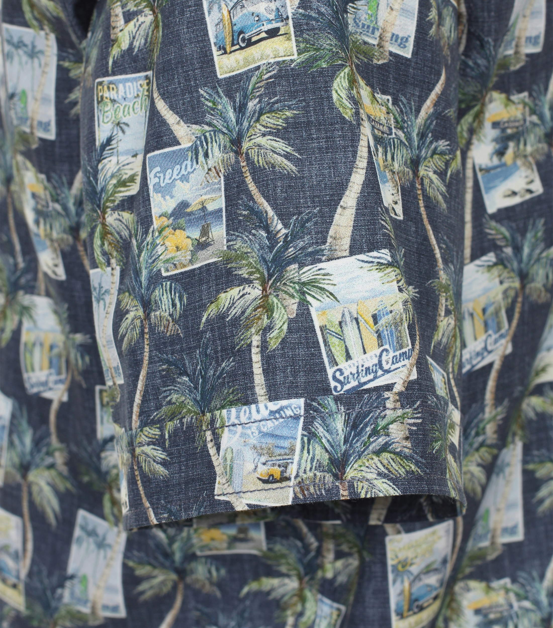 Ein Freizeithemd im Print Muster in der Farbe Dunkelblau