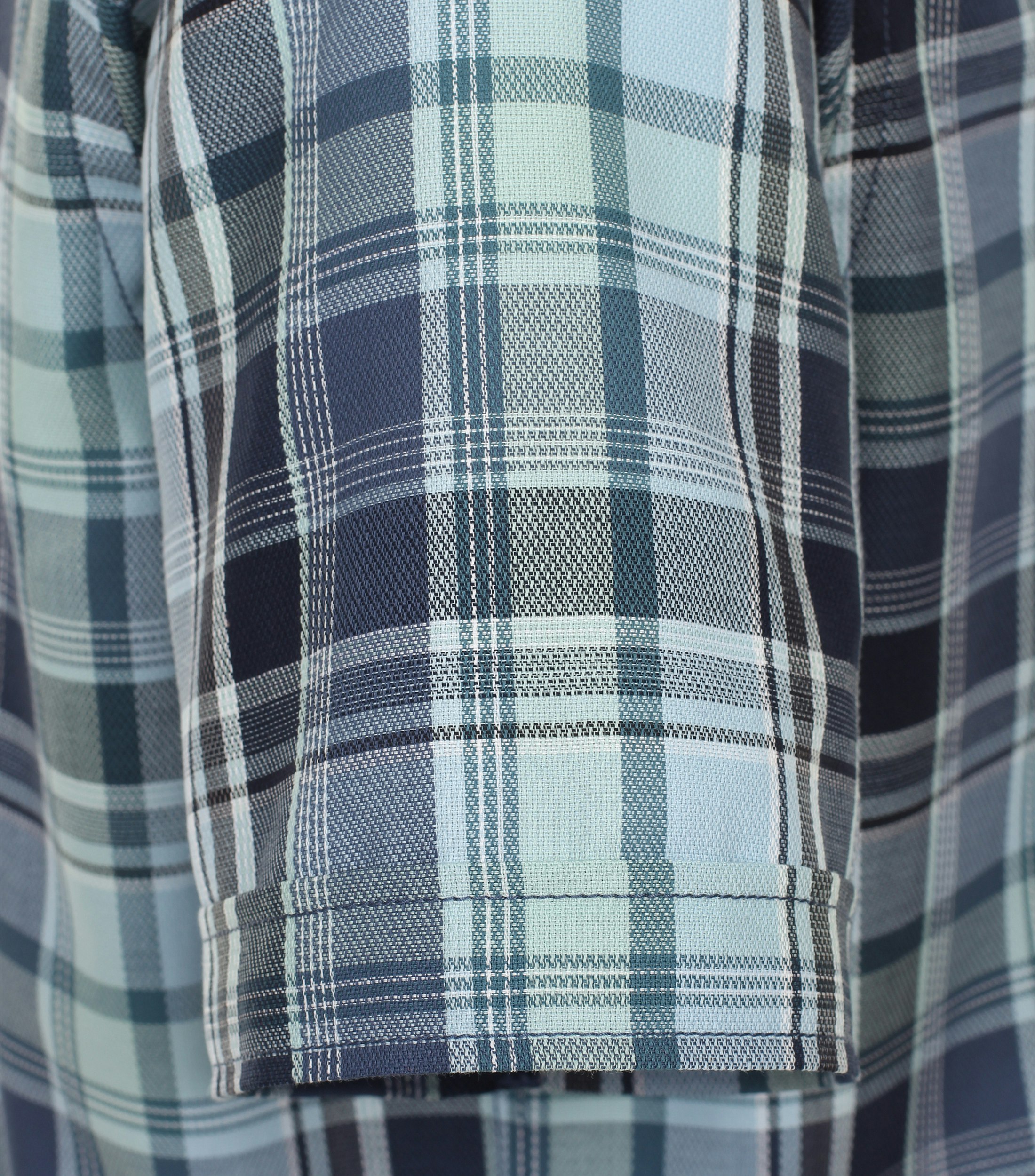 Ein Freizeithemd im kariert Muster in der Farbe Dunkelblau