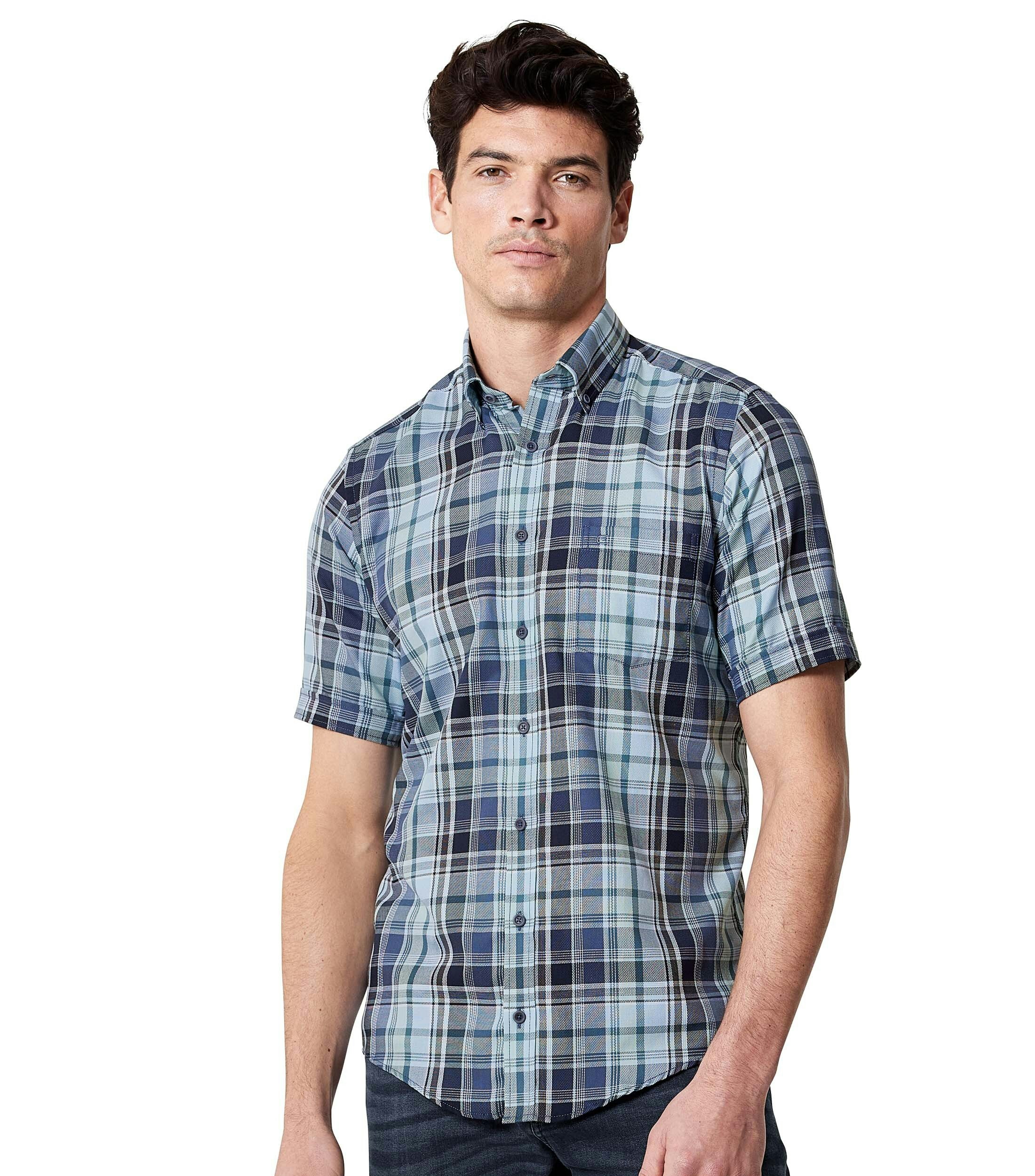 Ein Freizeithemd im kariert Muster in der Farbe Dunkelblau