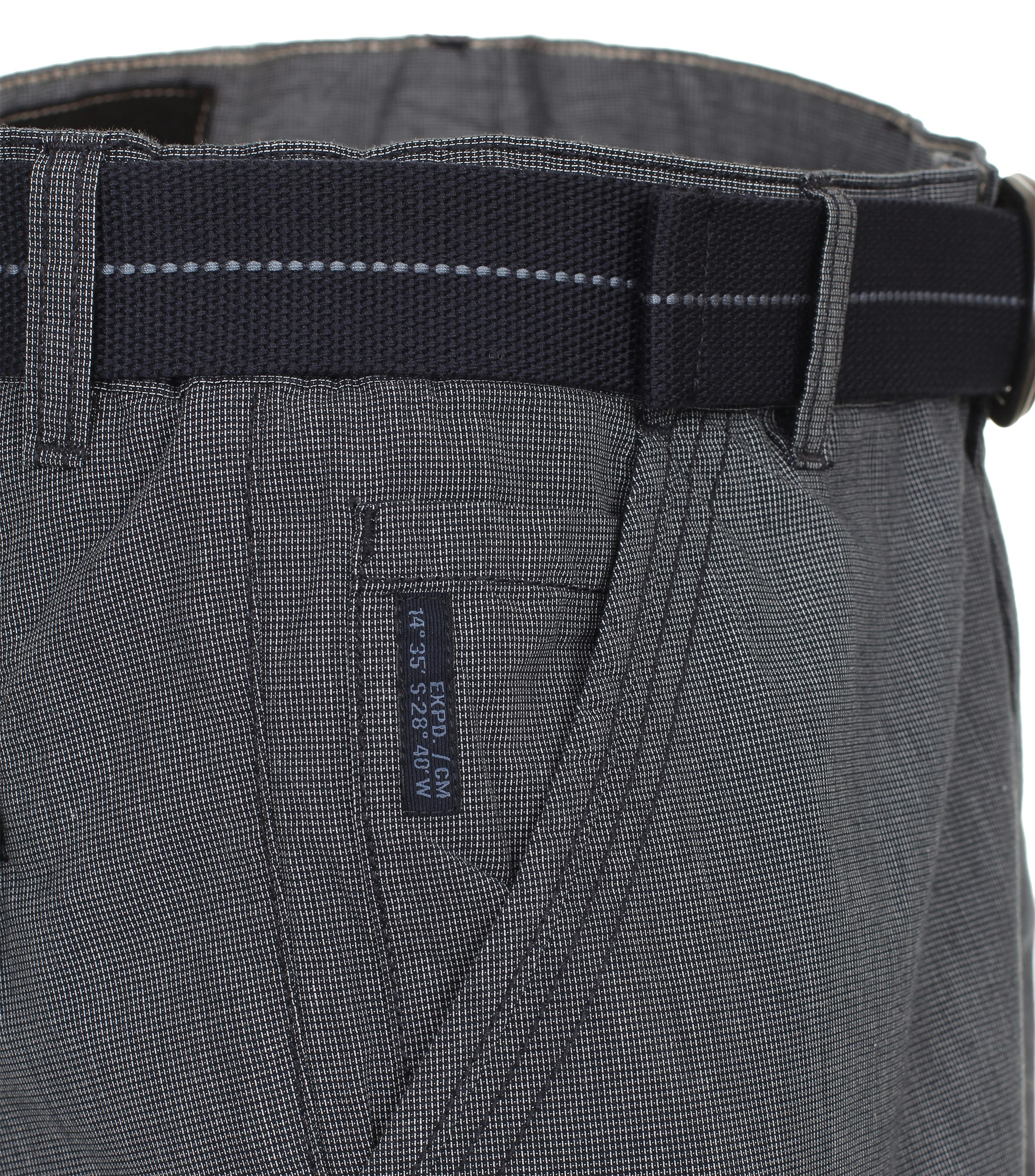 Ein Shorts im uni Muster in der Farbe graues Dunkelblau