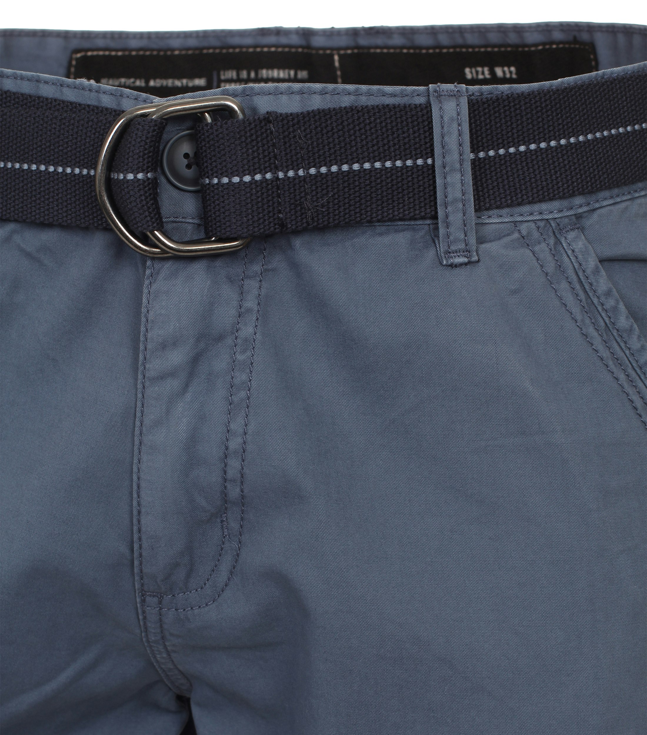 Ein Shorts im uni Muster in der Farbe dunkles Mittelblau