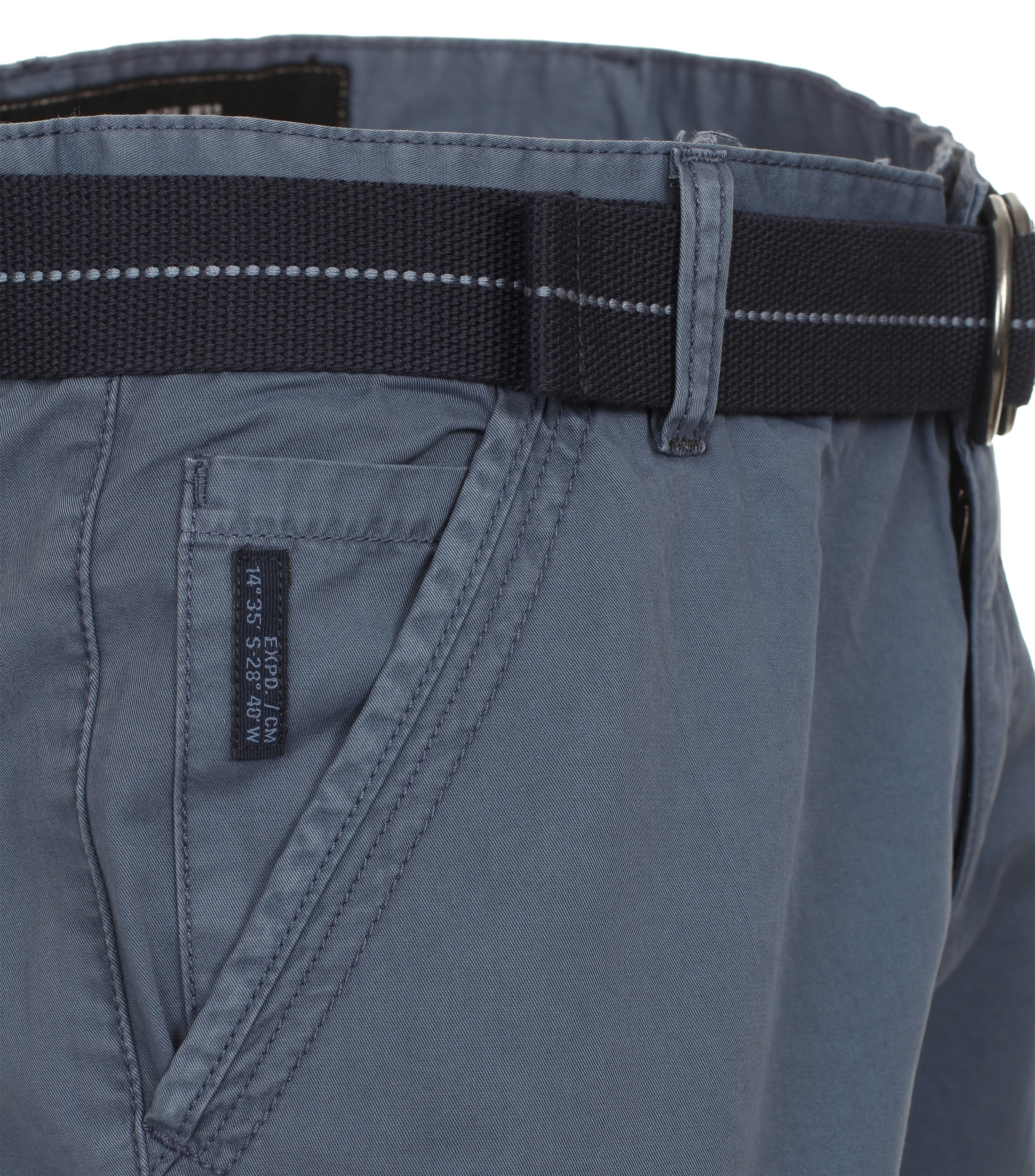 Ein Shorts im uni Muster in der Farbe dunkles Mittelblau