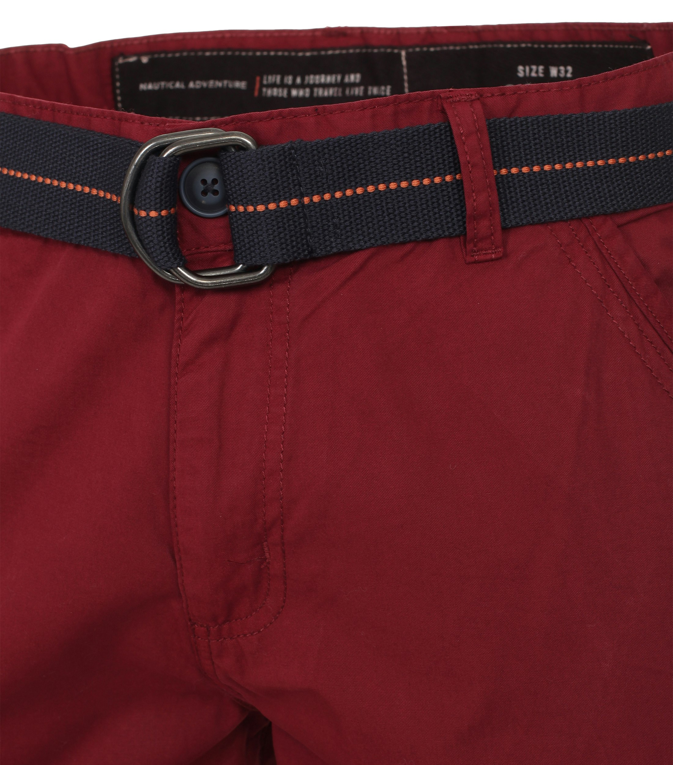 Eine Shorts im uni Muster in der Farbe Dunkelrot
