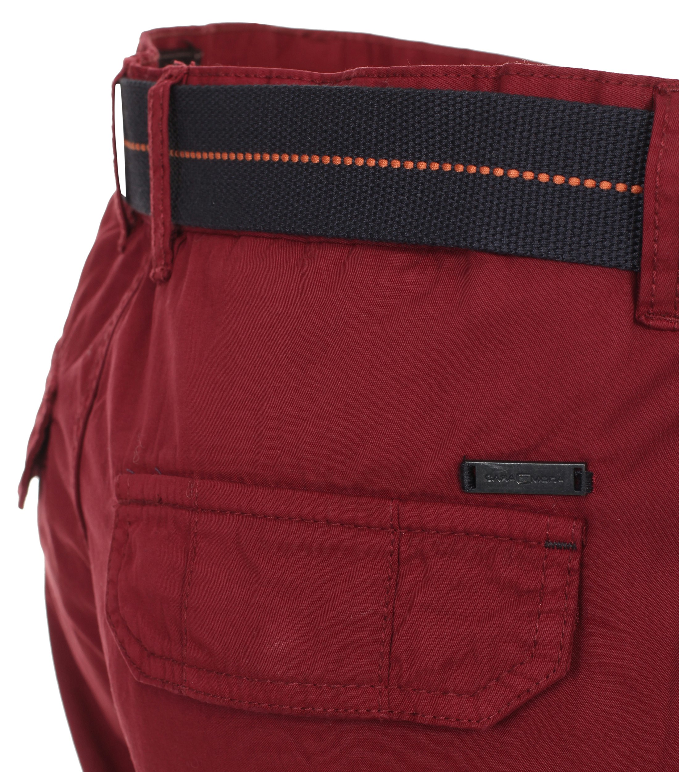 Eine Shorts im uni Muster in der Farbe Dunkelrot