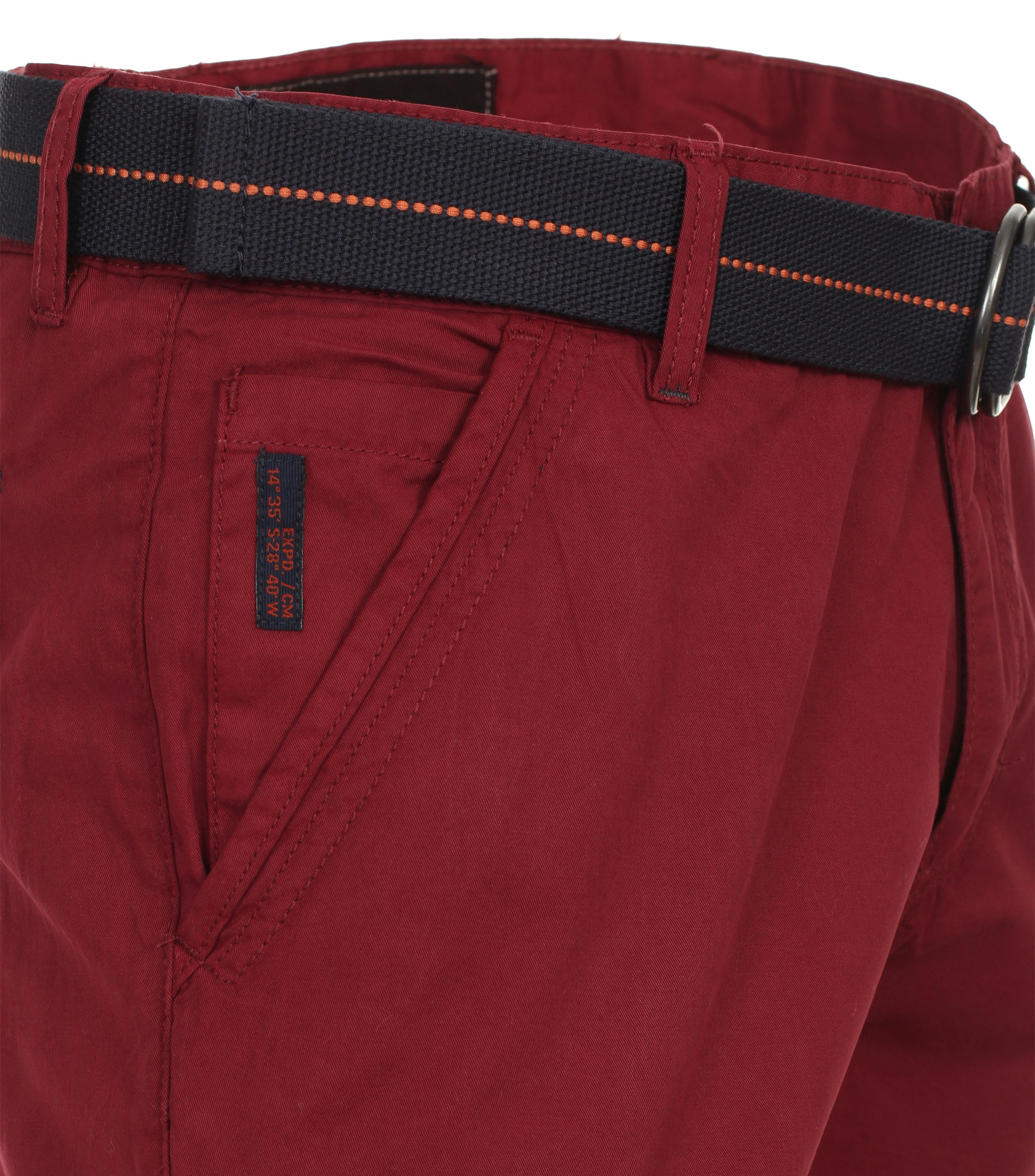 Eine Shorts im uni Muster in der Farbe Dunkelrot
