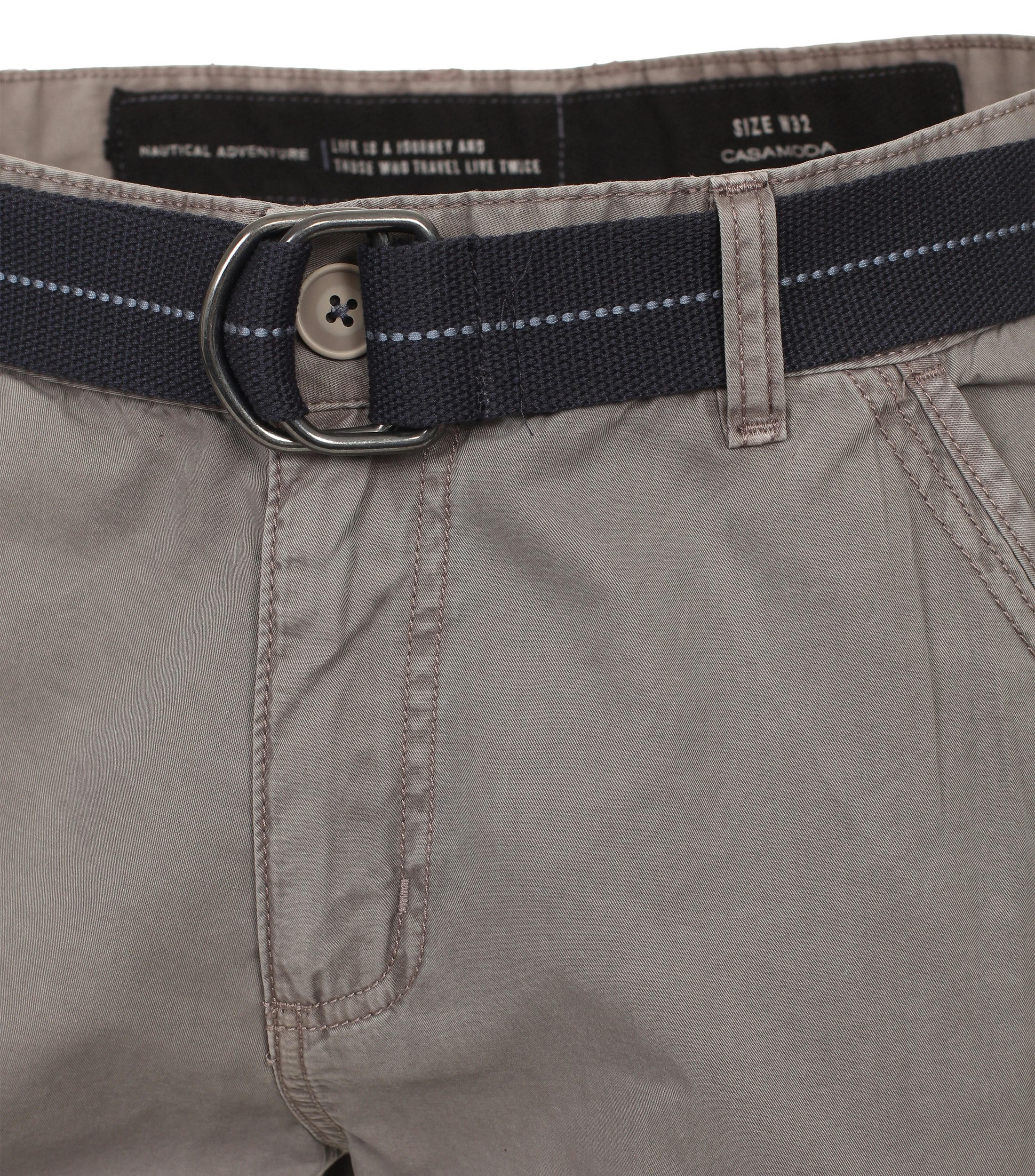Eine Shorts im uni Muster in der Farbe Hellgrau
