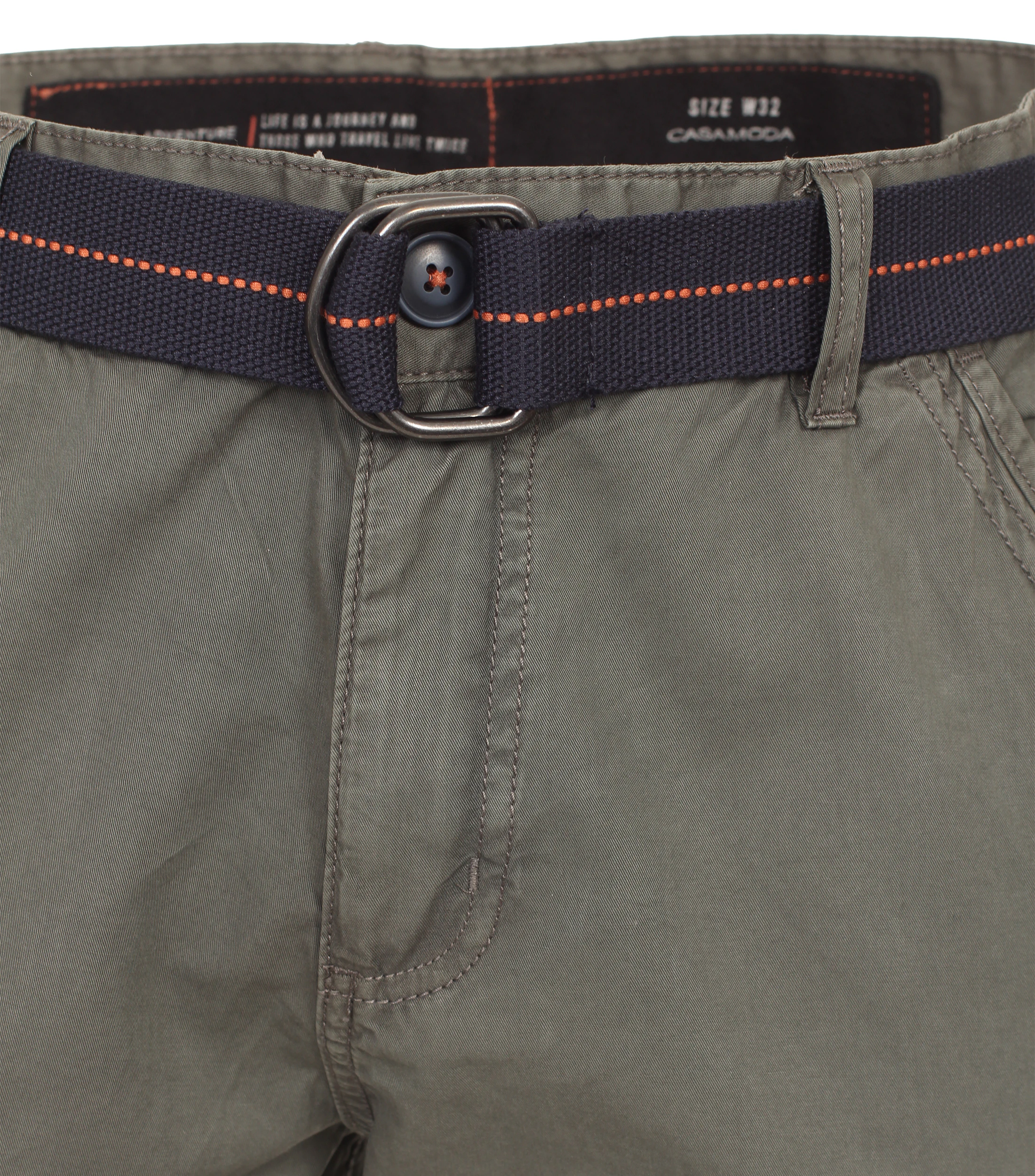 Shorts im unifarbenen Design in der Farbe Olive