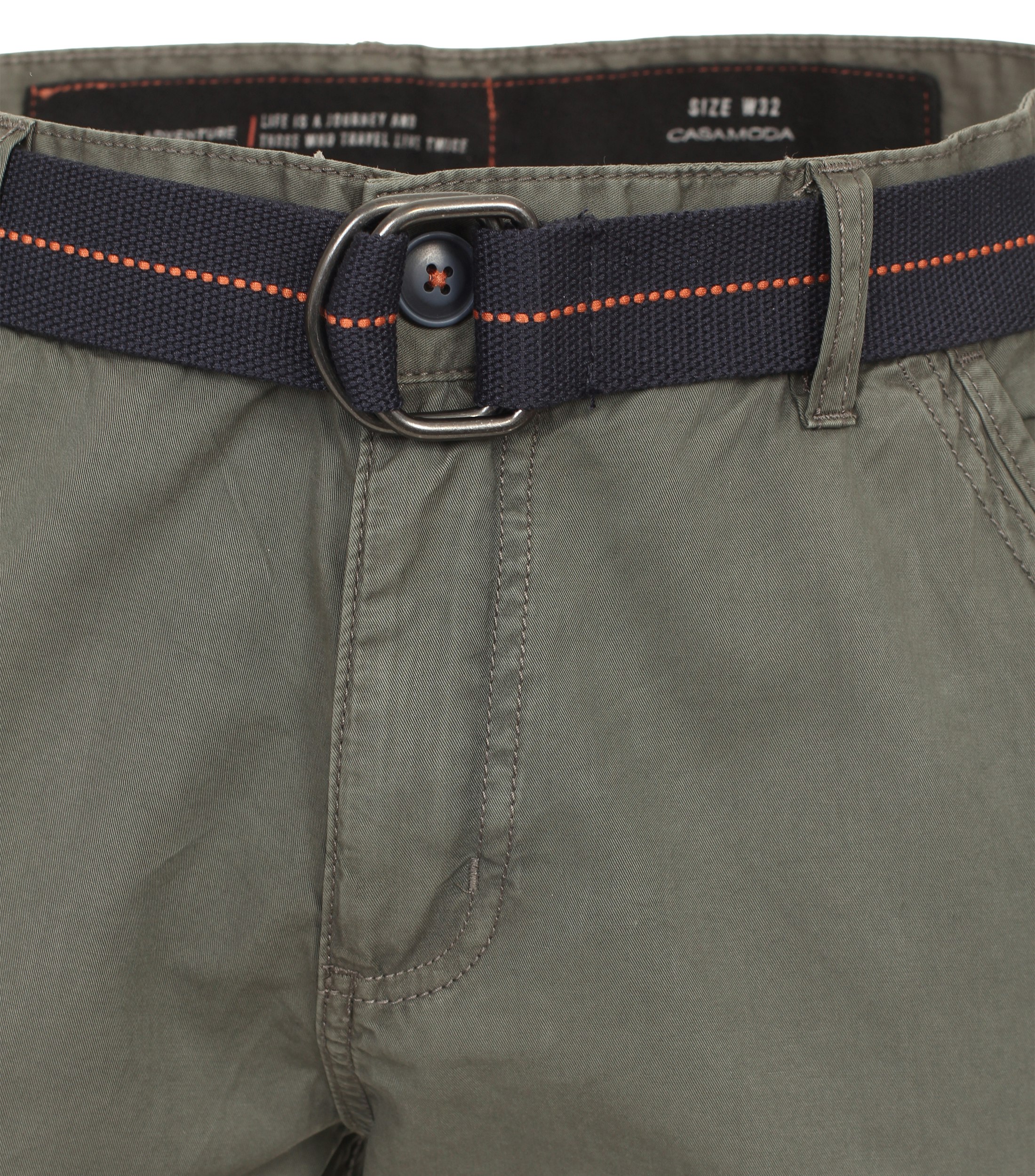 Ein Shorts im uni Muster in der Farbe Olive