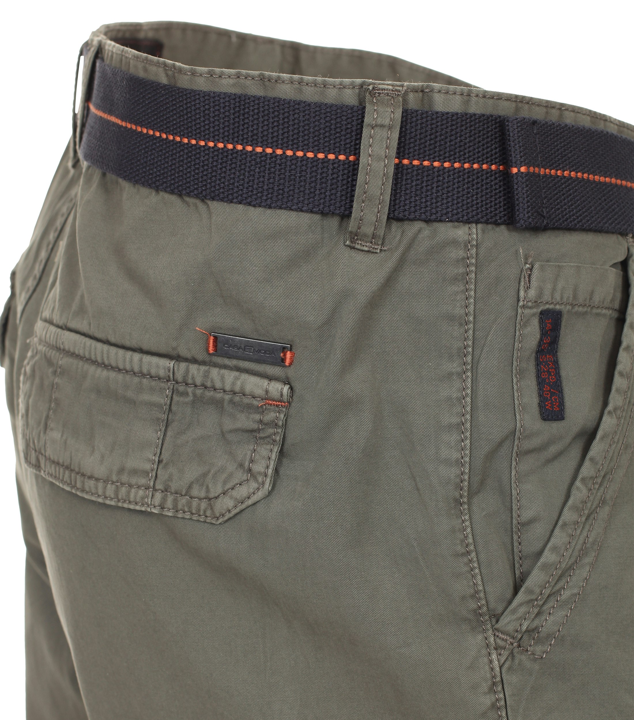 Ein Shorts im uni Muster in der Farbe Olive