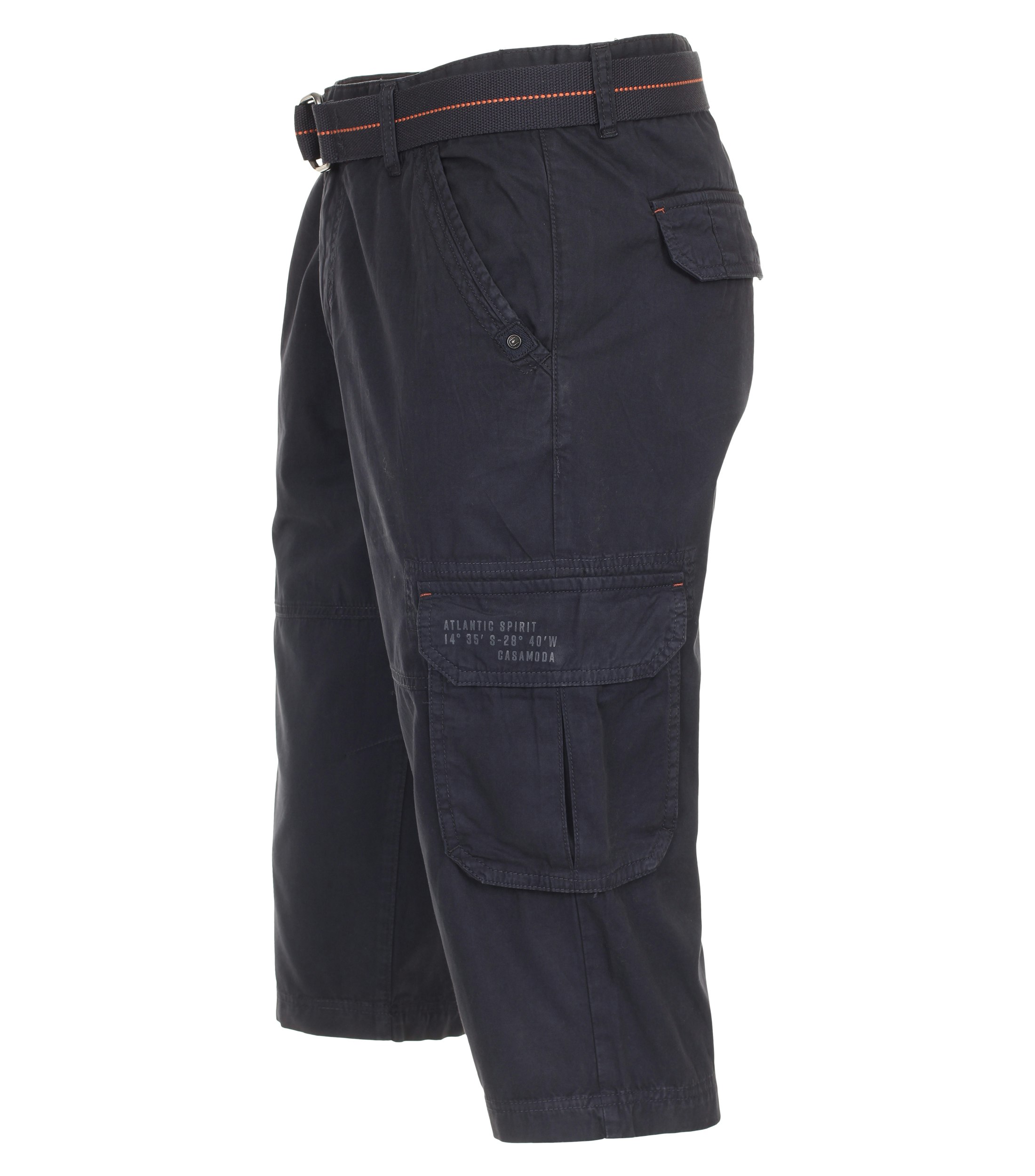 Eine Shorts im uni Muster in der Farbe Dunkelblau