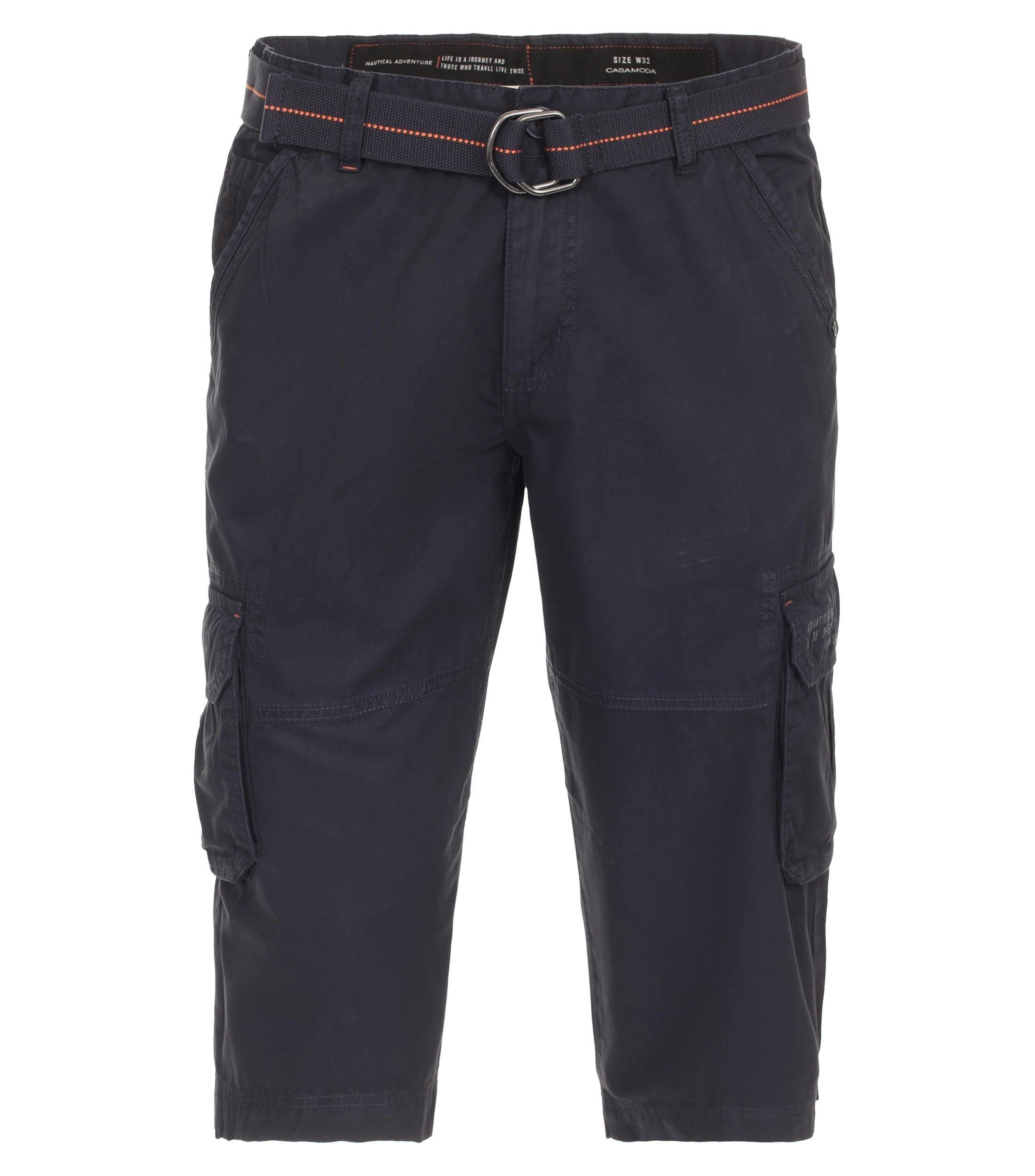 Eine Shorts im uni Muster in der Farbe Dunkelblau