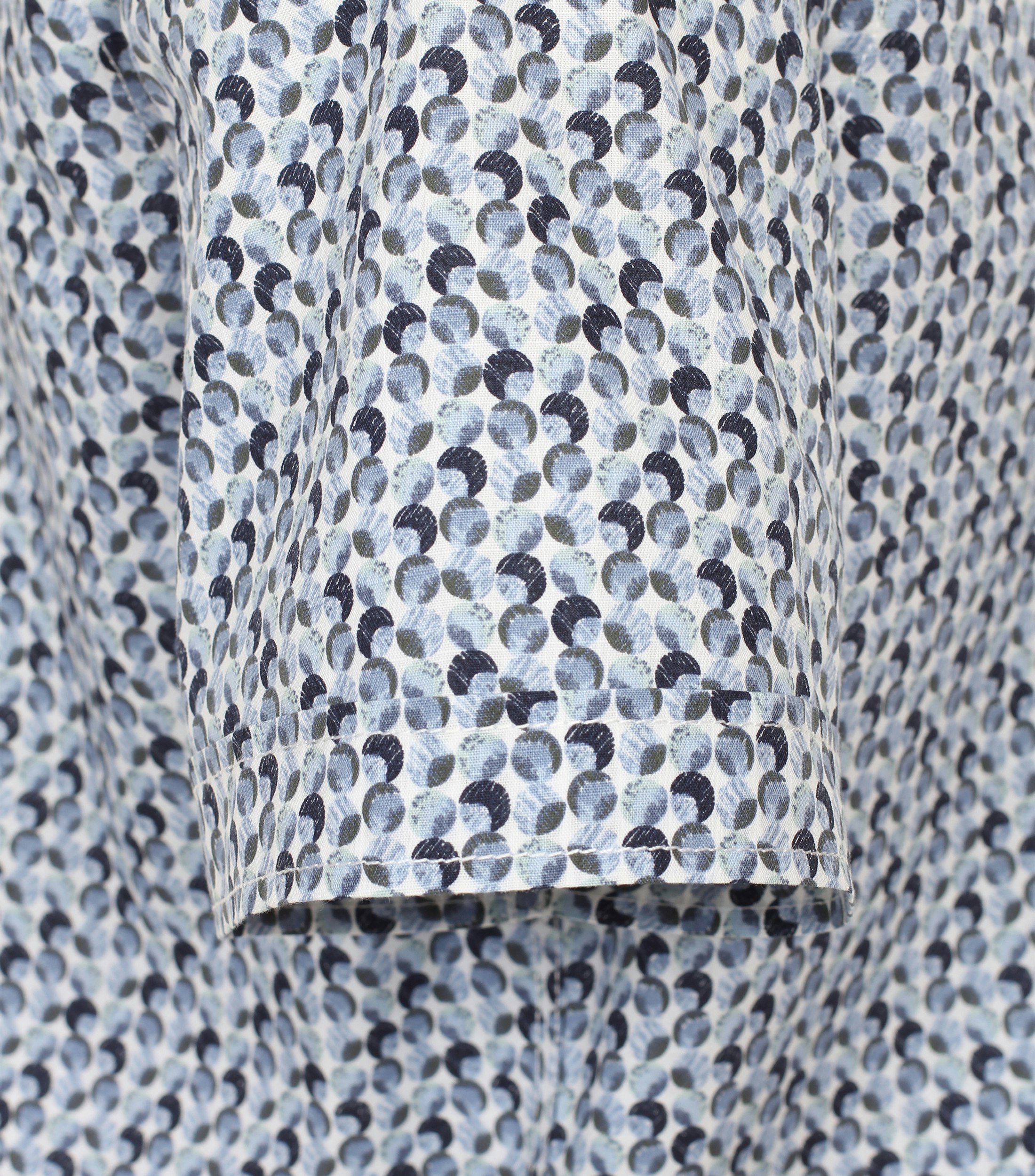Ein Freizeithemd im Print Muster in der Farbe Mittelblau