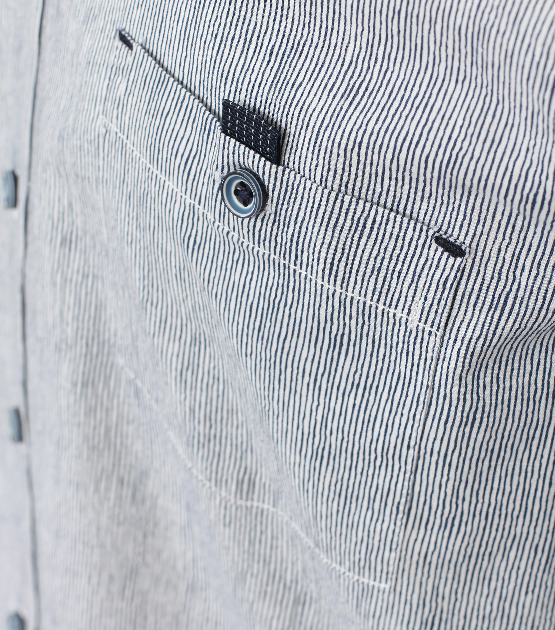 Ein Freizeithemd im gestreift Muster in der Farbe Hellgrau
