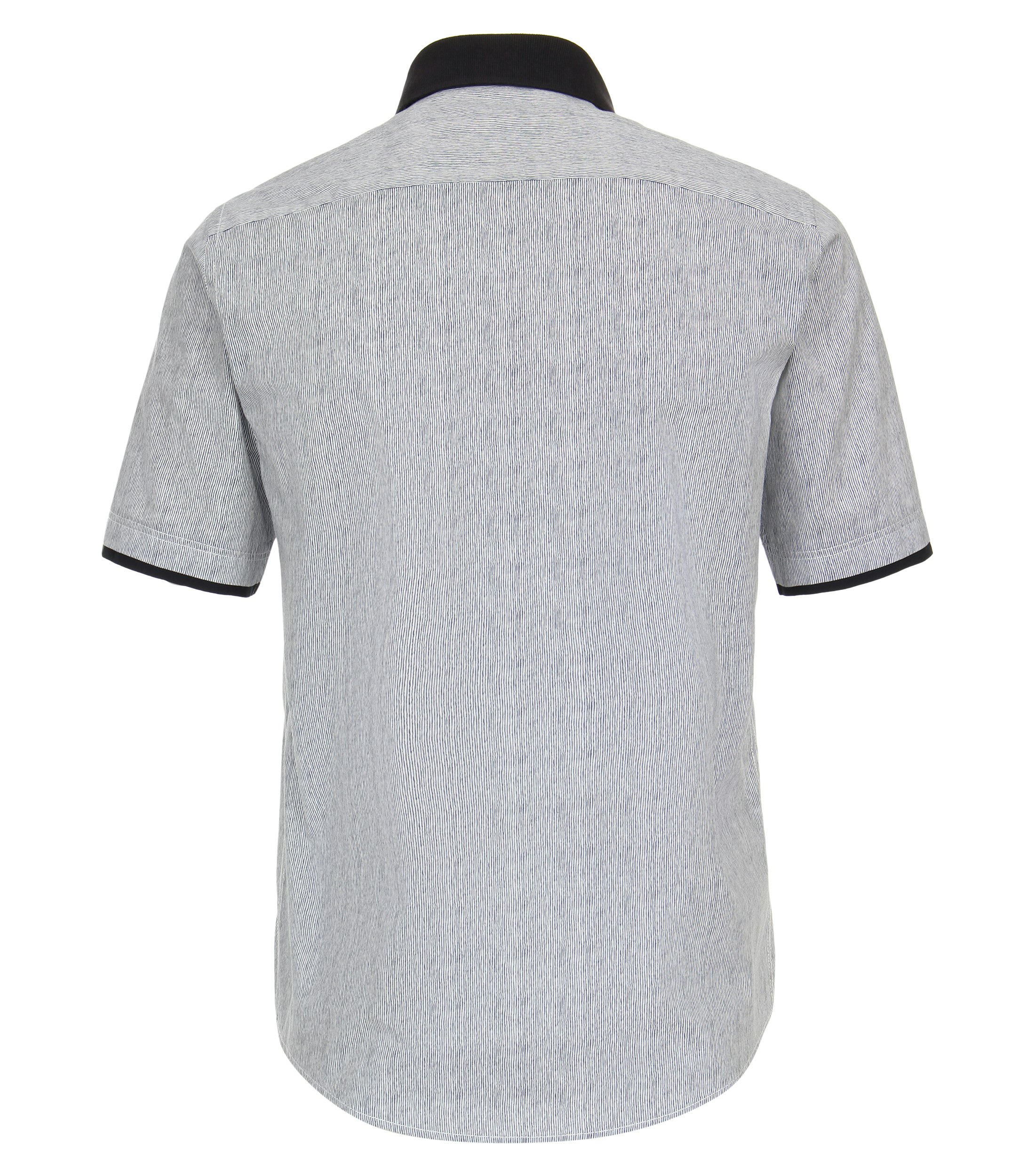 Ein Freizeithemd im gestreift Muster in der Farbe Hellgrau
