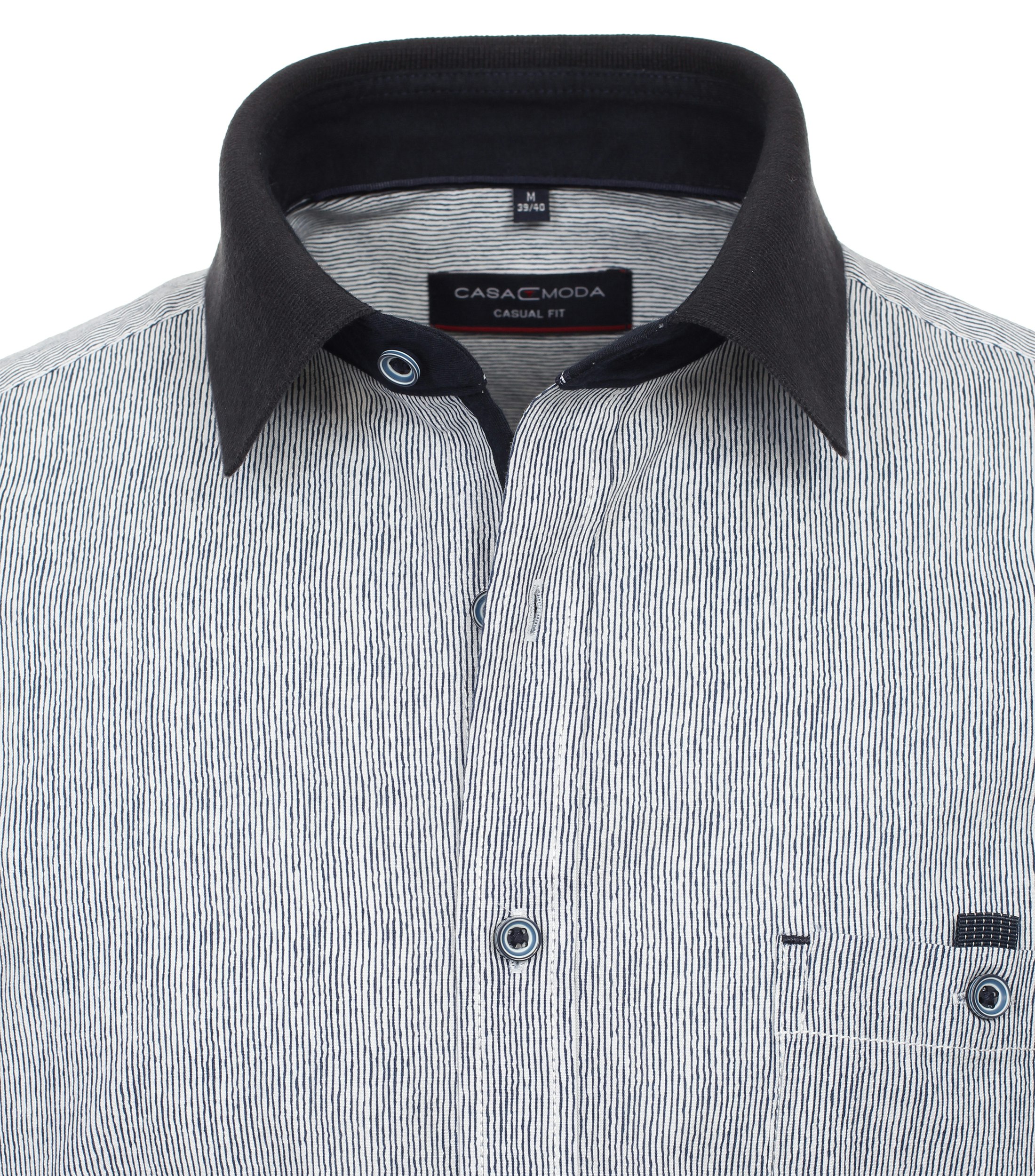 Ein Freizeithemd im gestreift Muster in der Farbe Hellgrau