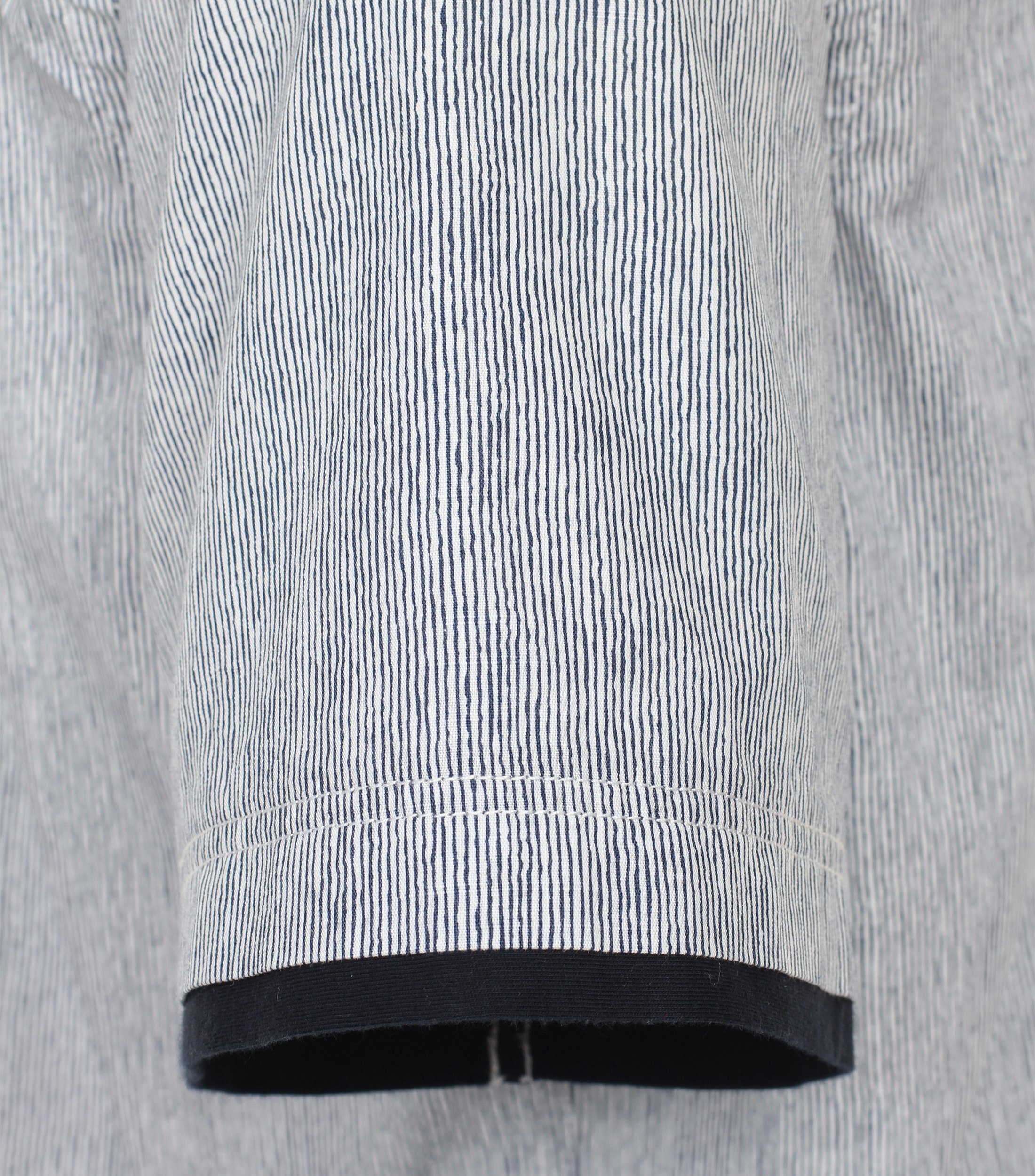 Ein Freizeithemd im gestreift Muster in der Farbe Hellgrau