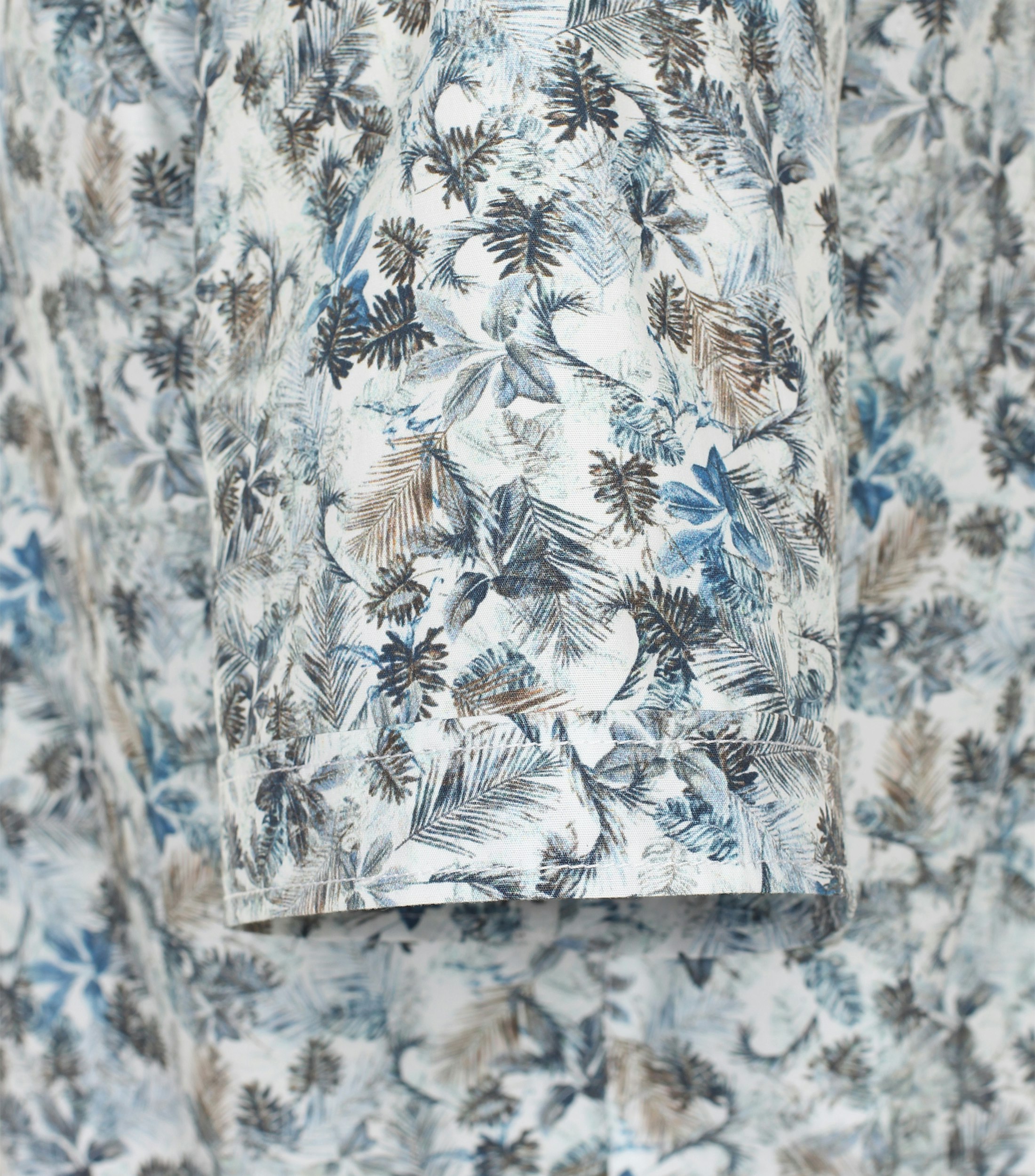 Ein Freizeithemd im Print Muster in der Farbe Türkis