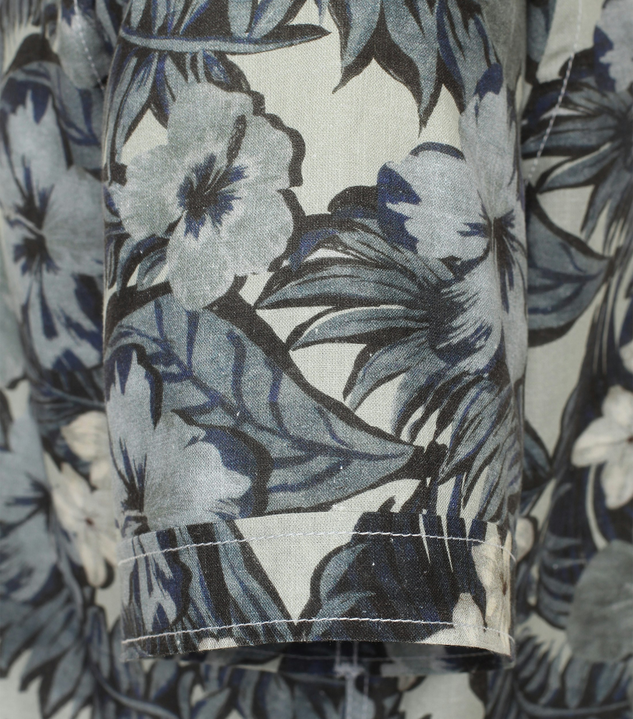 Ein Freizeithemd im Print Muster in der Farbe Dunkelblau