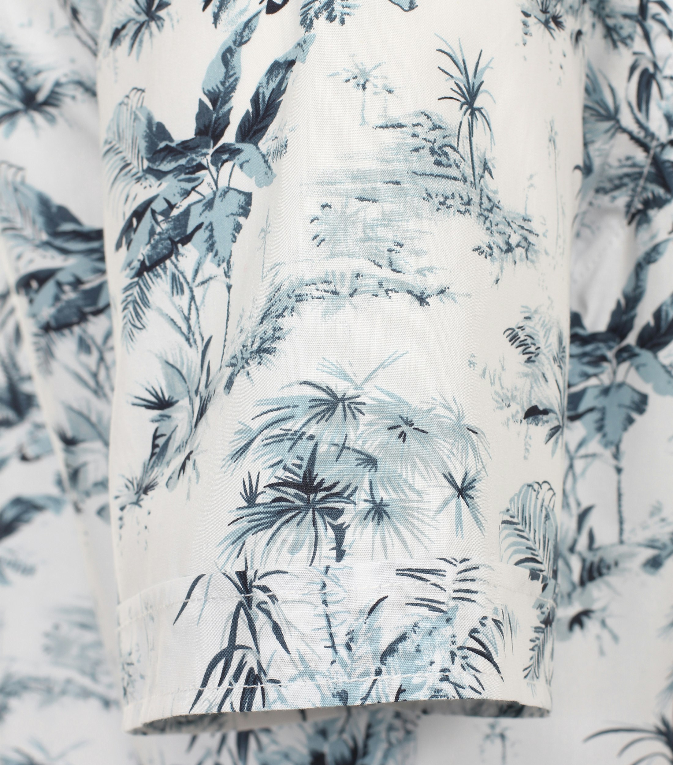 Ein Freizeithemd im Print Muster in der Farbe Mittelblau