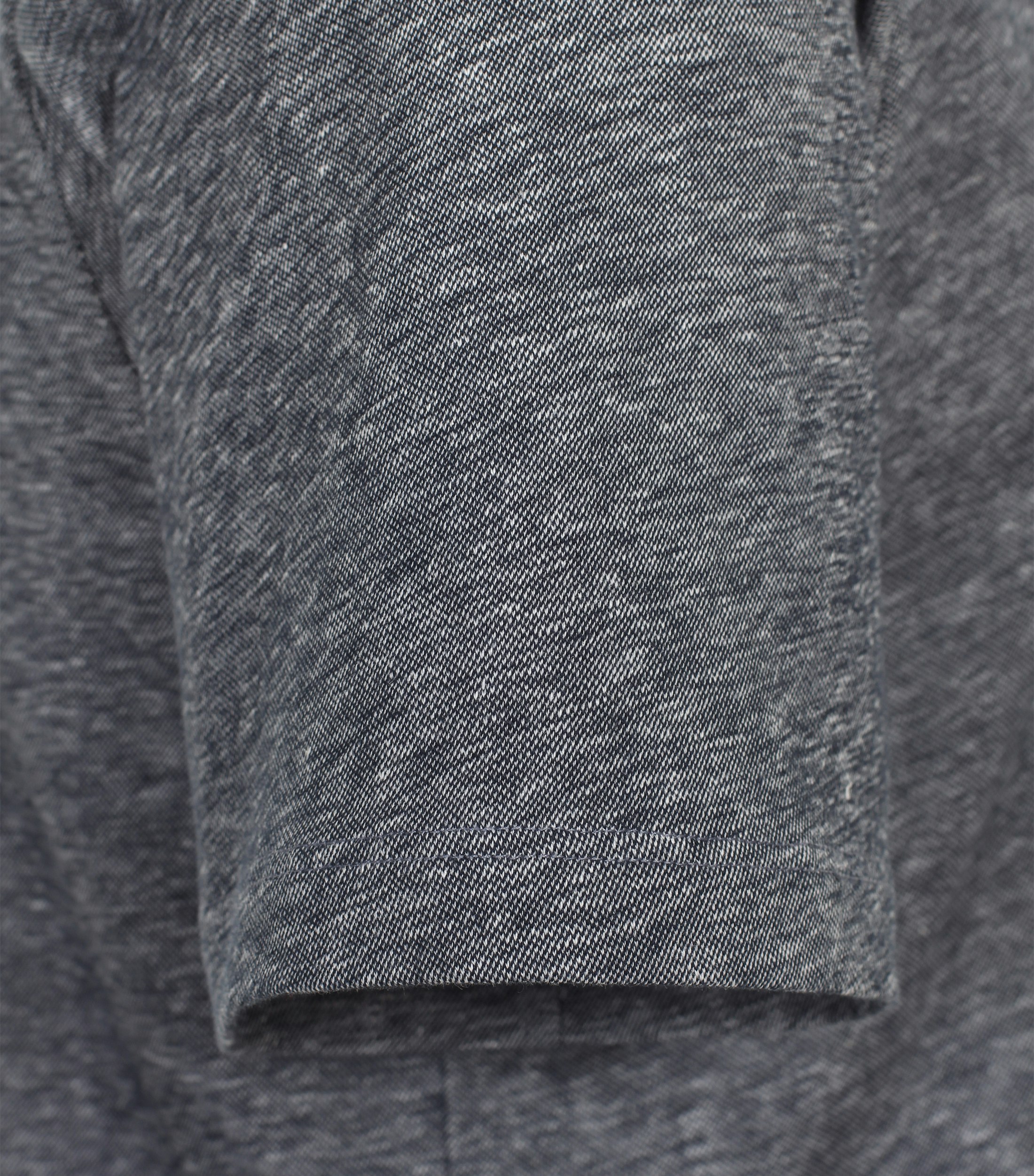 Ein Polo-Shirt im uni Muster in der Farbe graues Dunkelblau