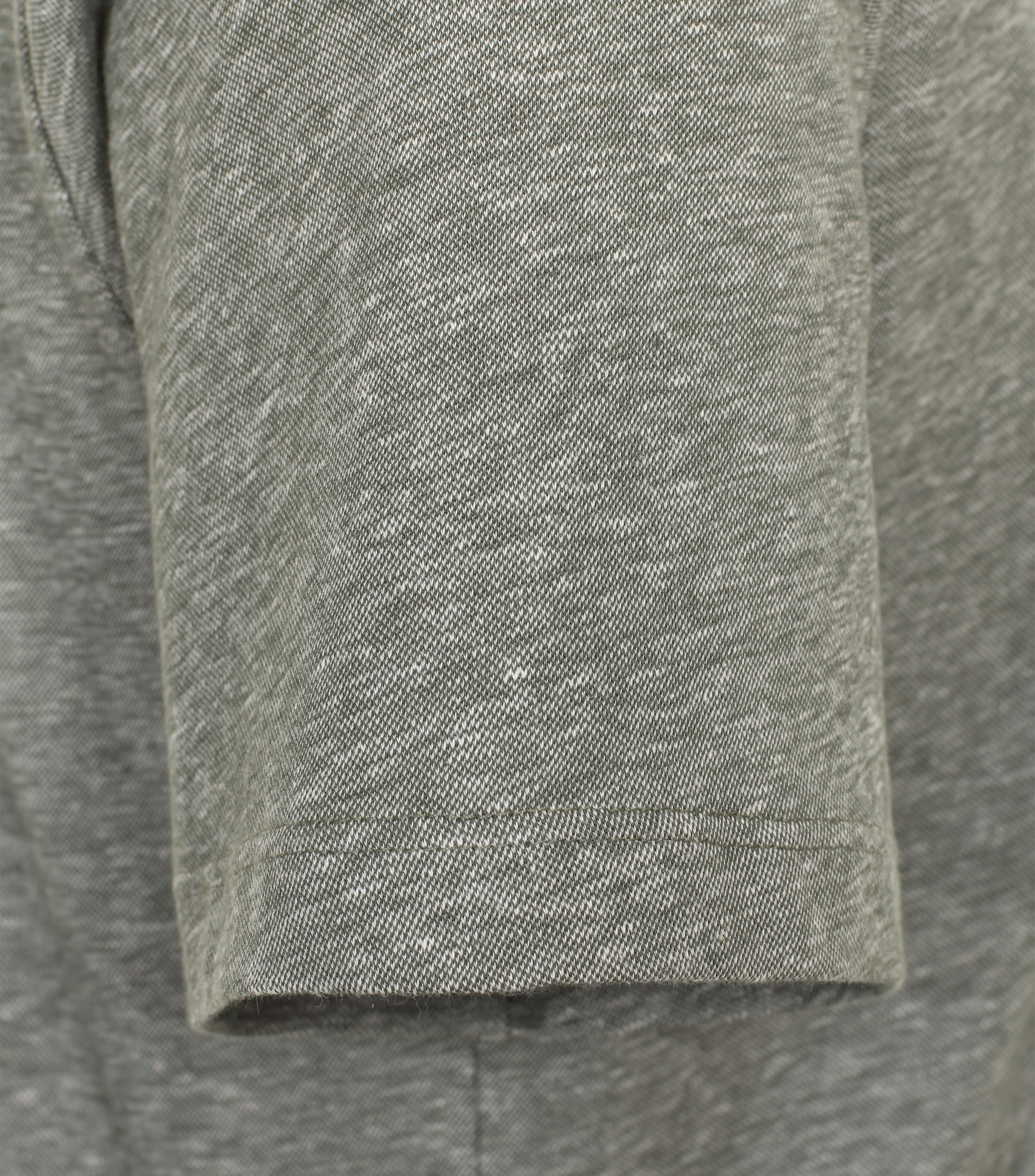 Ein Polo-Shirt im uni Muster in der Farbe Hellgrün