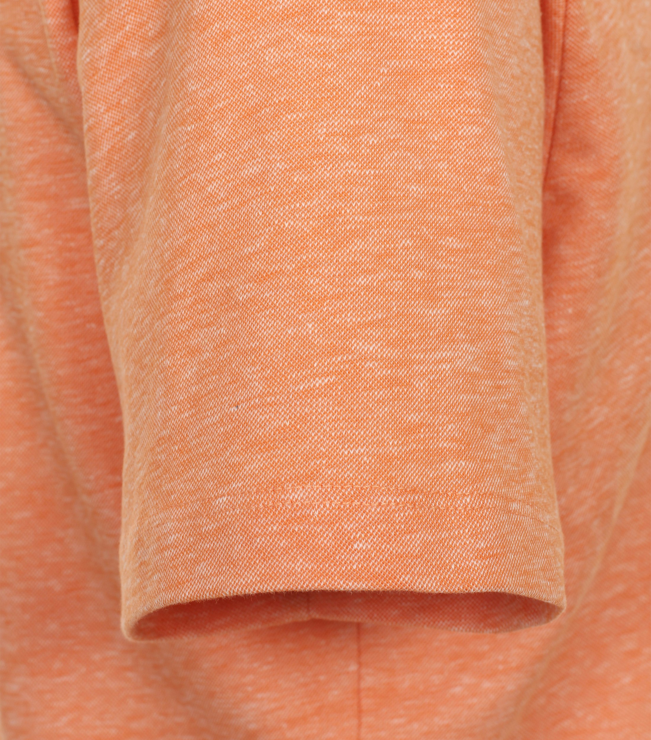 Ein Polo-Shirt im uni Muster in der Farbe Orange