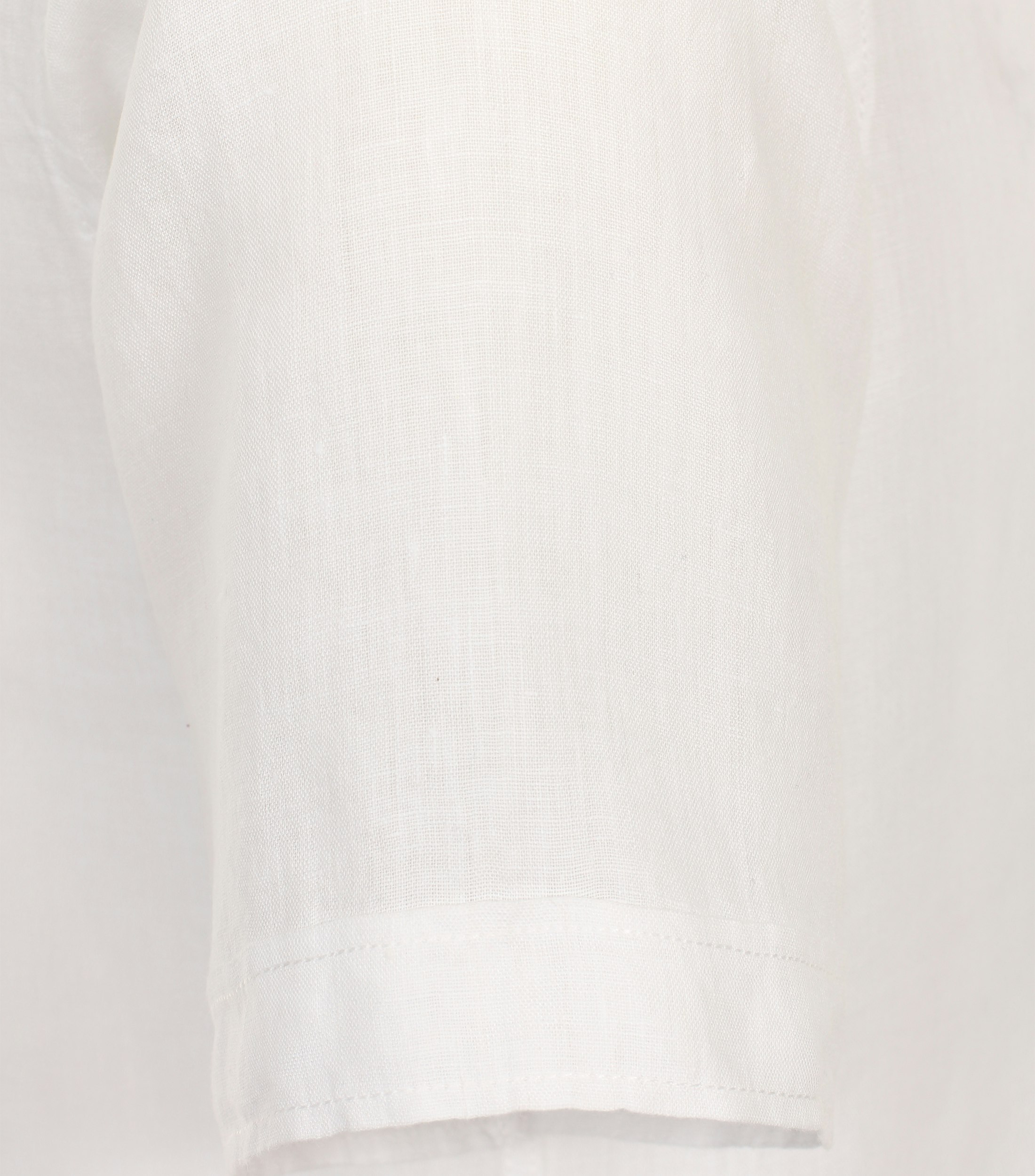 Ein Freizeithemd im uni Muster in der Farbe Weiß