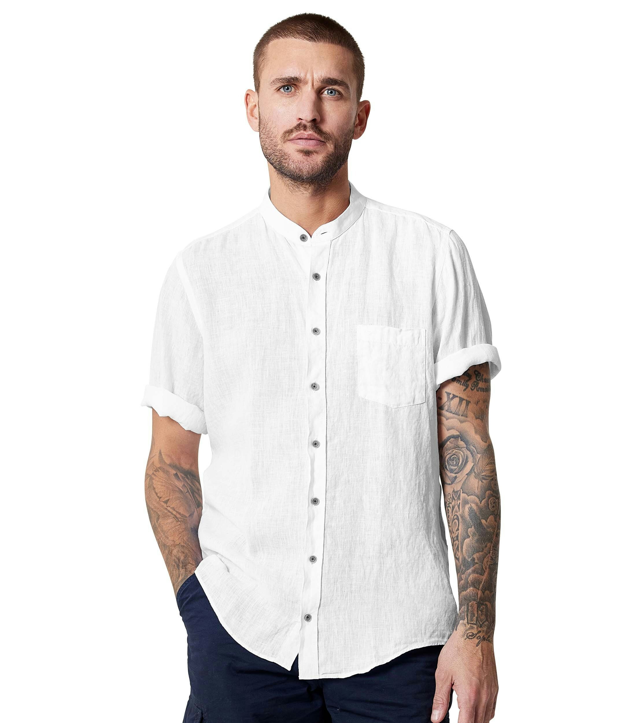 Ein Freizeithemd im uni Muster in der Farbe Weiß