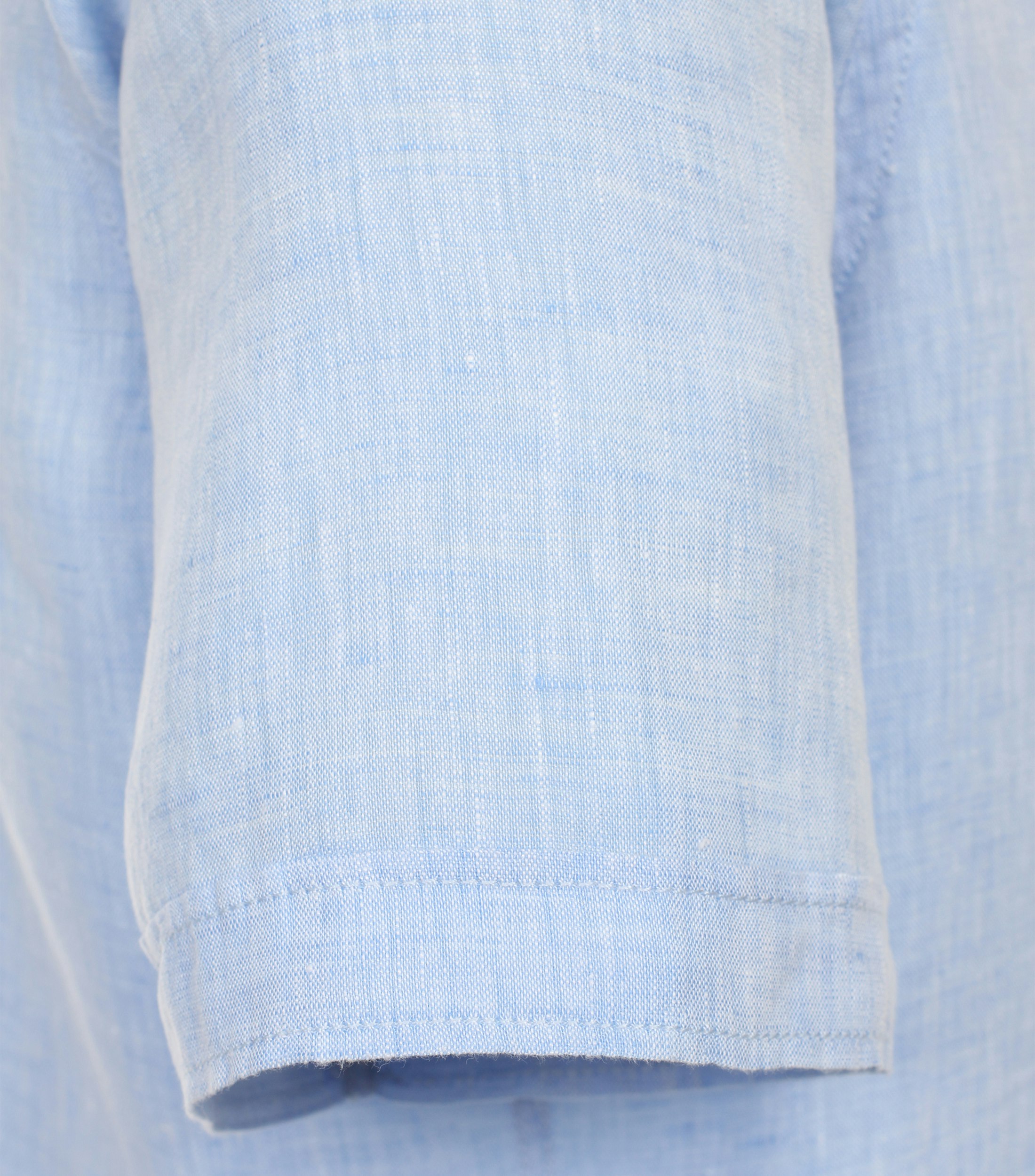 Ein Freizeithemd im uni Muster in der Farbe Hellblau