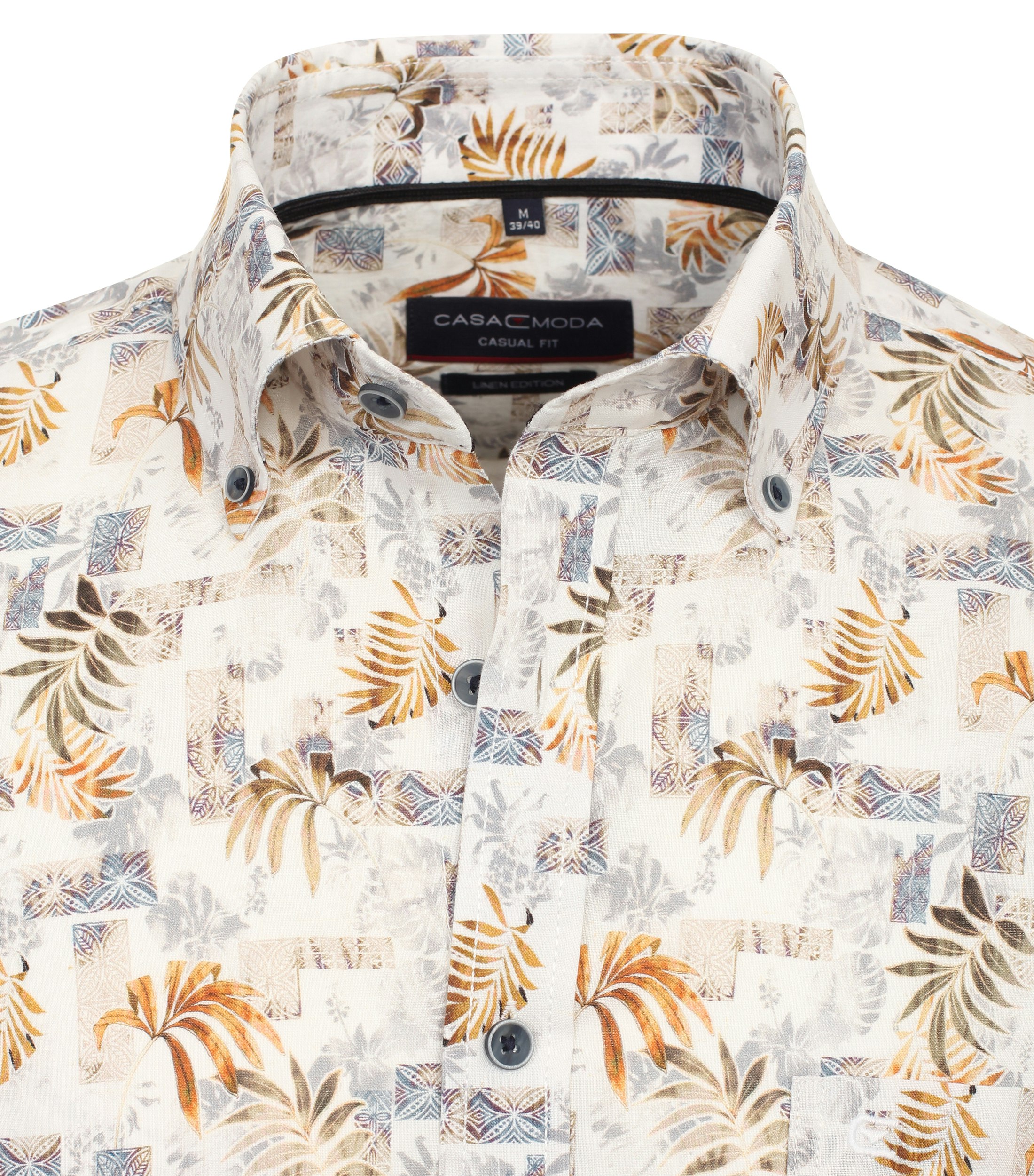 Ein Freizeithemd im Print Muster in der Farbe Beige