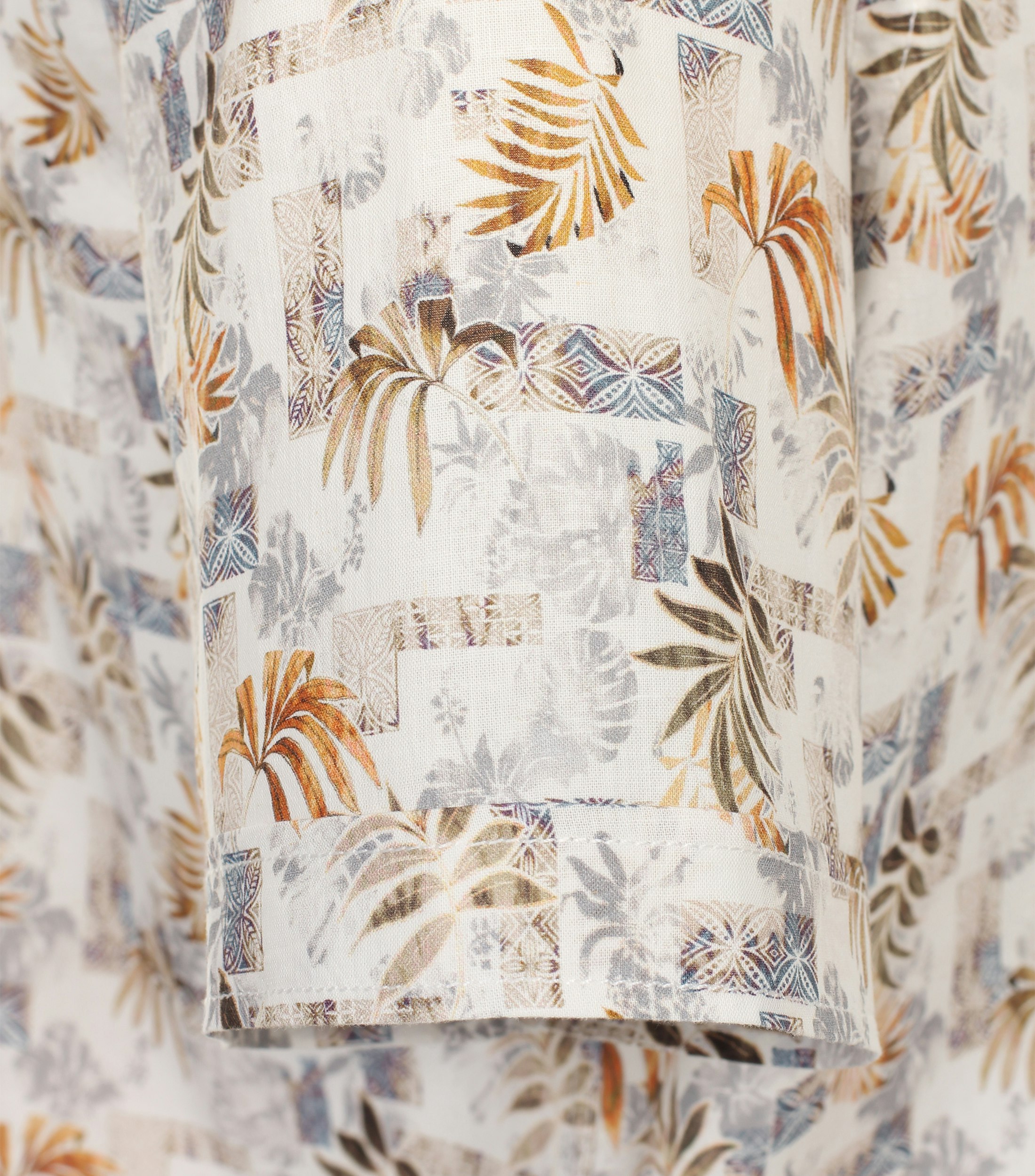 Ein Freizeithemd im Print Muster in der Farbe Beige