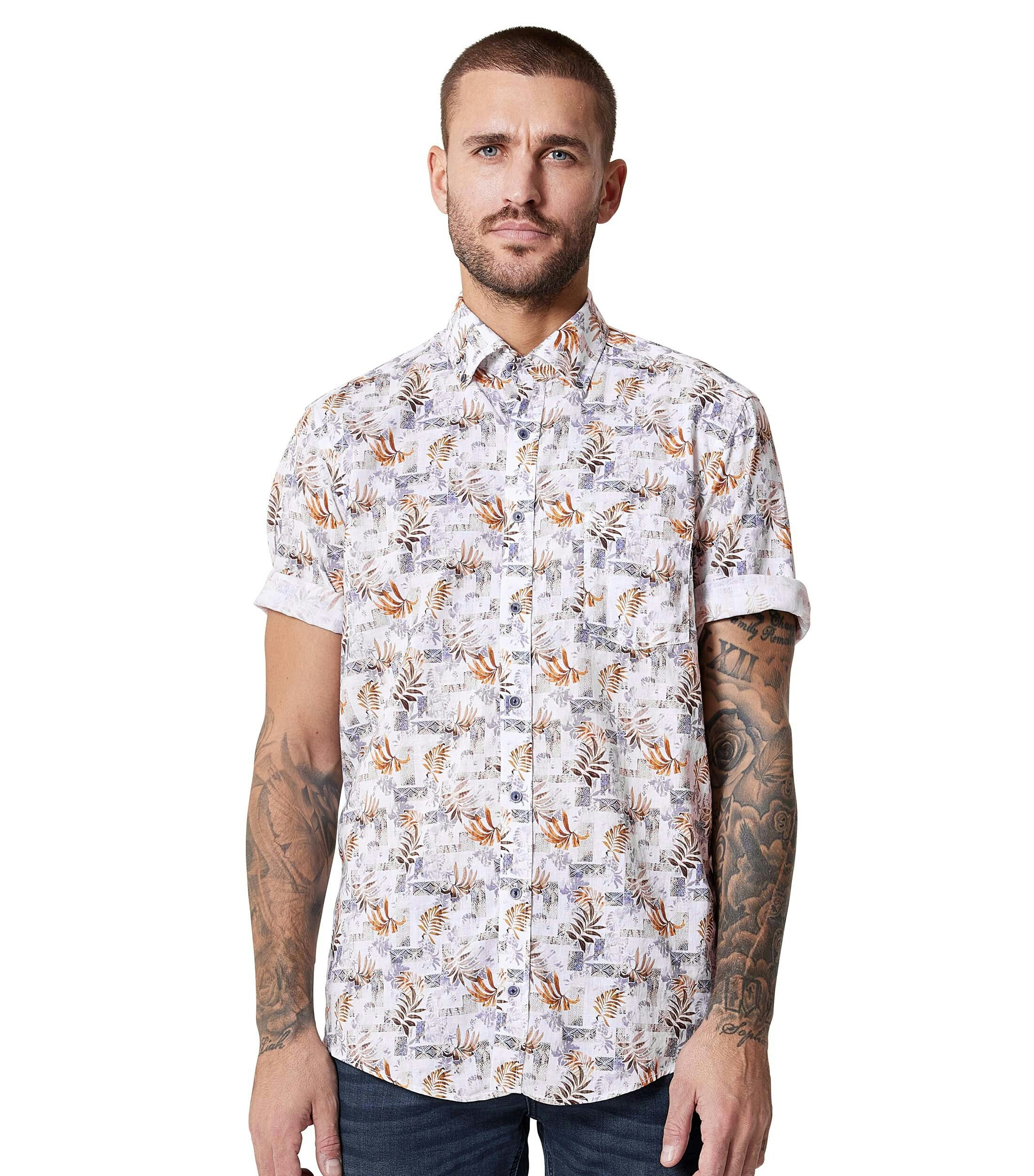 Ein Freizeithemd im Print Muster in der Farbe Beige