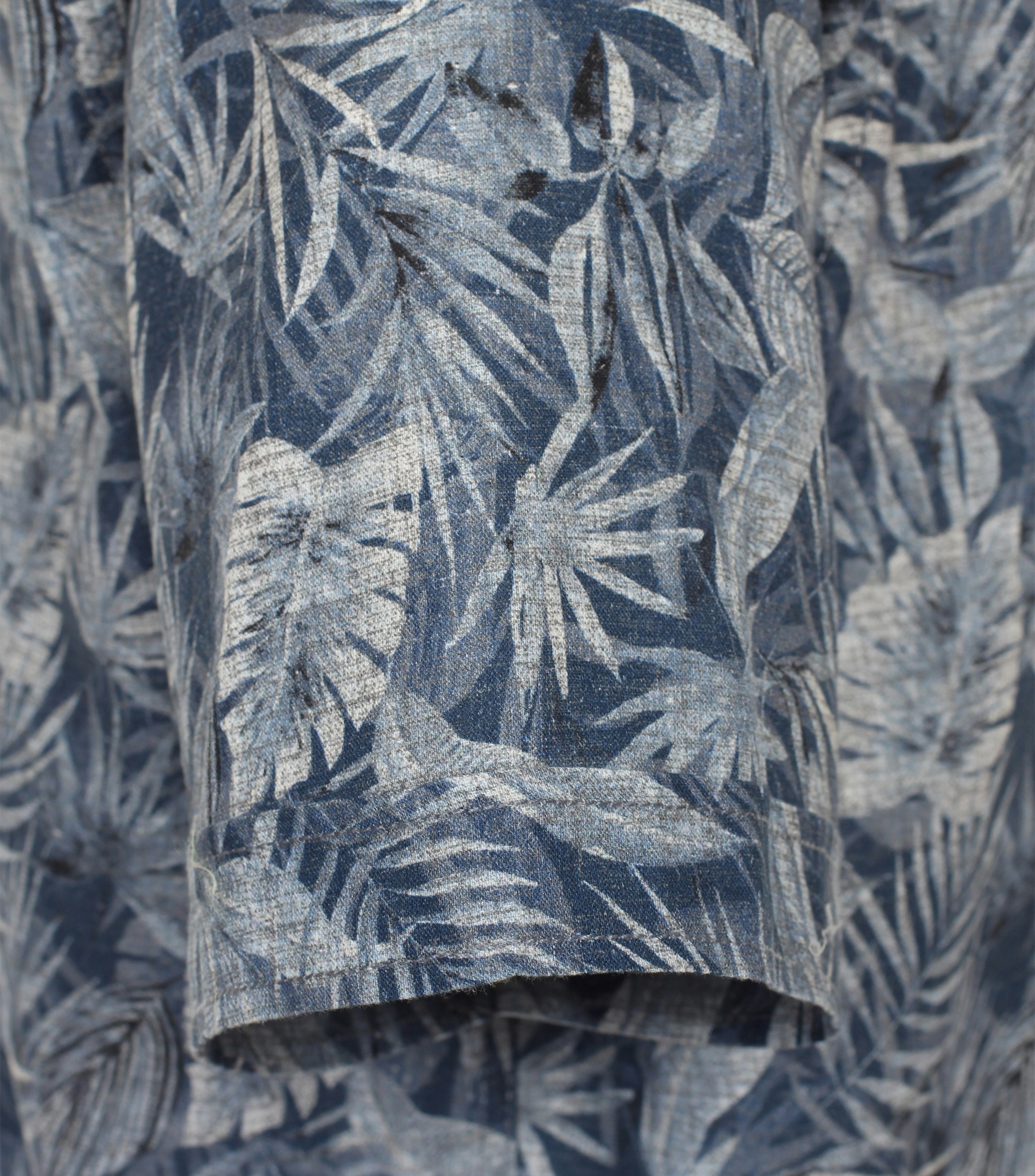 Ein Freizeithemd im Print Muster in der Farbe graues Dunkelblau