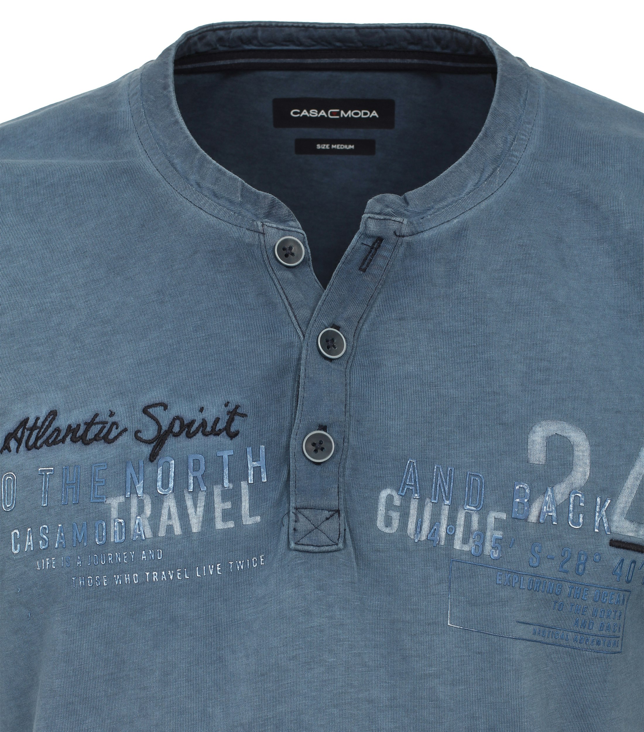 Ein T-Shirt im uni Muster in der Farbe Mittelblau