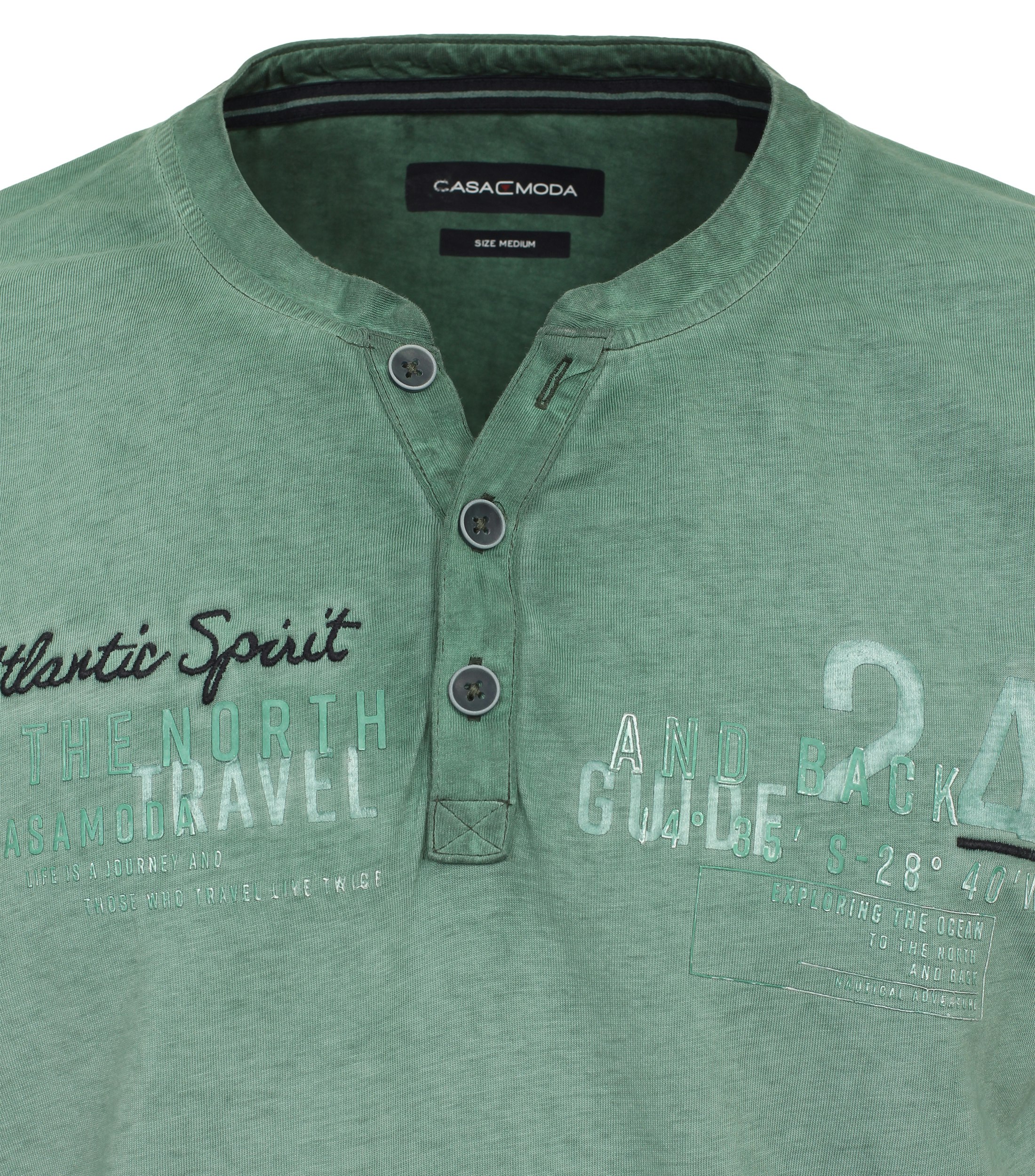 Ein T-Shirt im uni Muster in der Farbe Grün