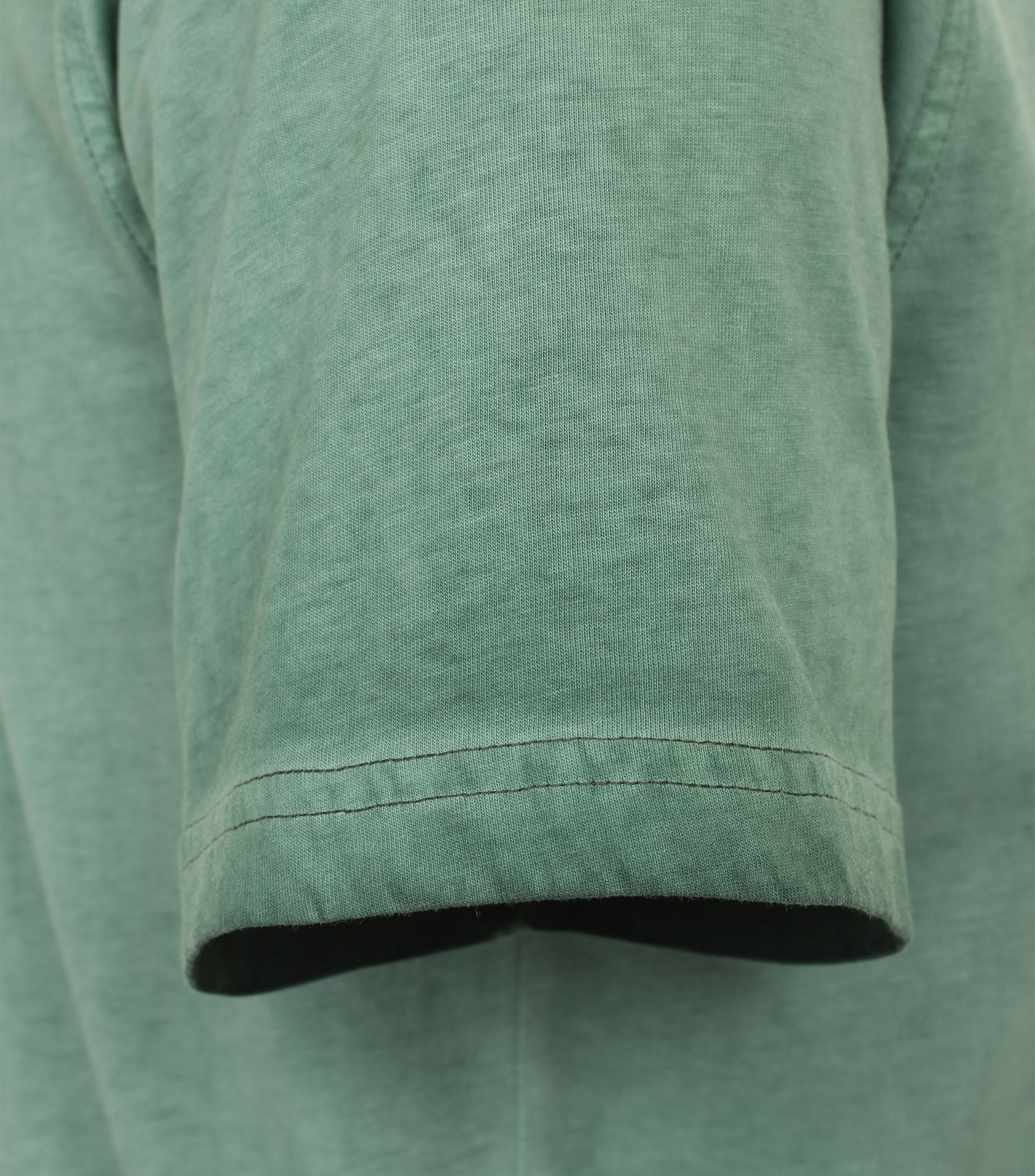 Ein T-Shirt im uni Muster in der Farbe Grün