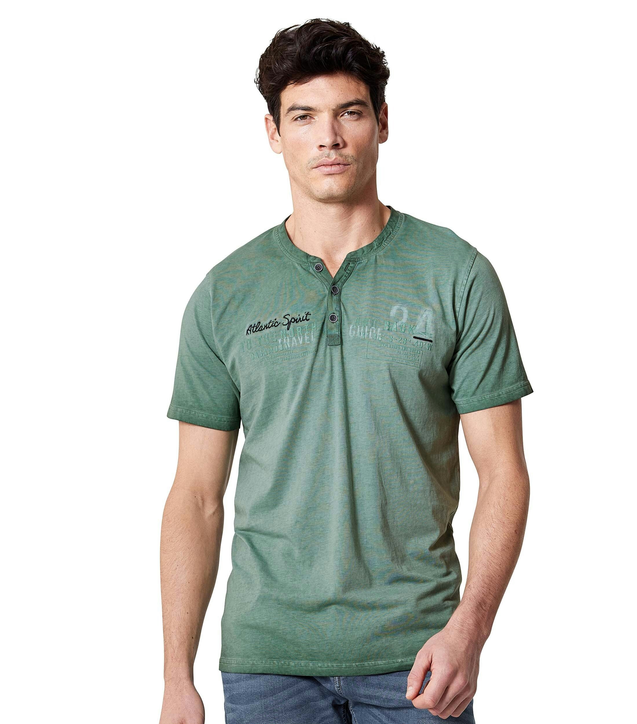 Ein T-Shirt im uni Muster in der Farbe Grün