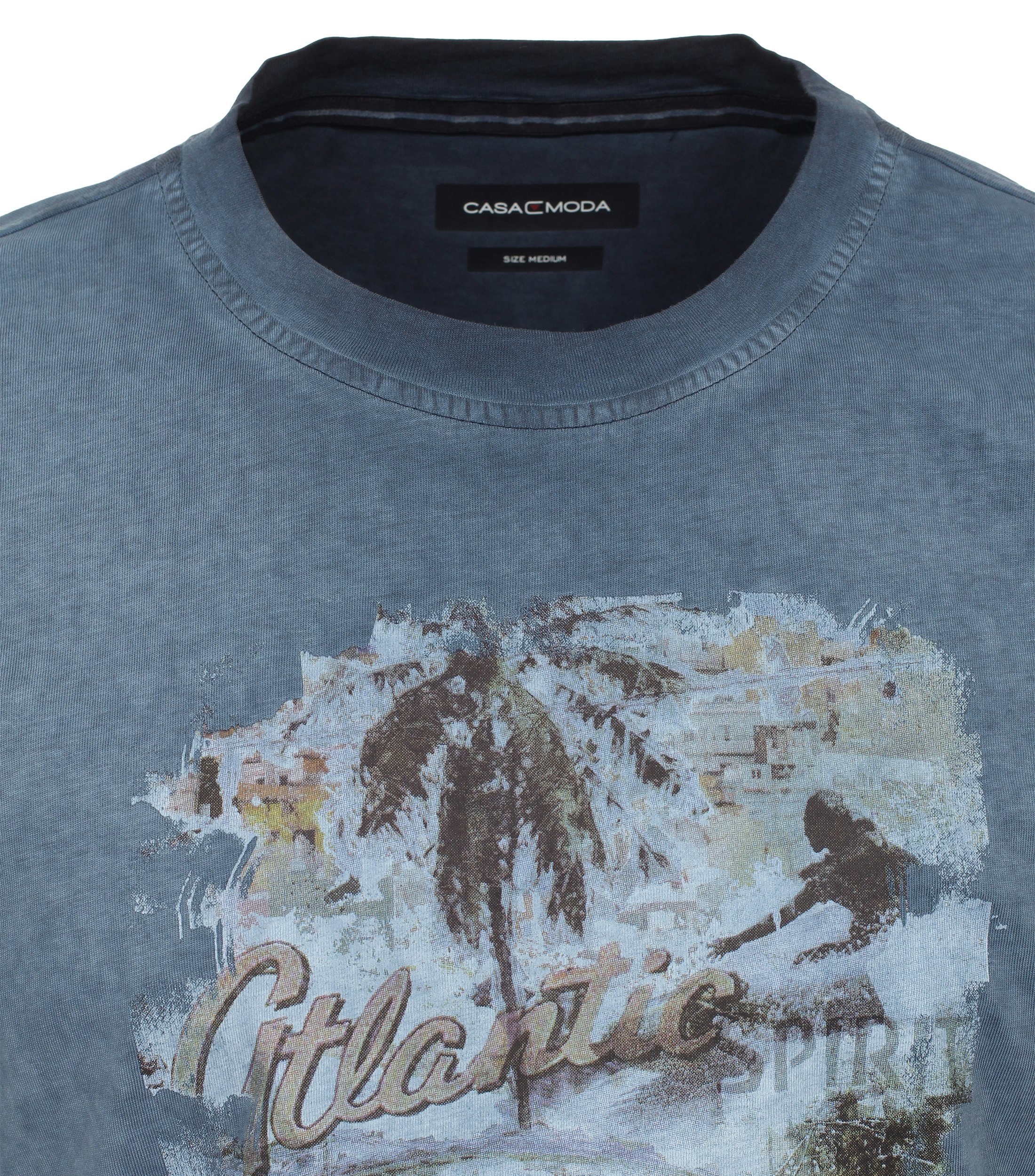 Ein T-Shirt im uni Muster in der Farbe Mittelblau