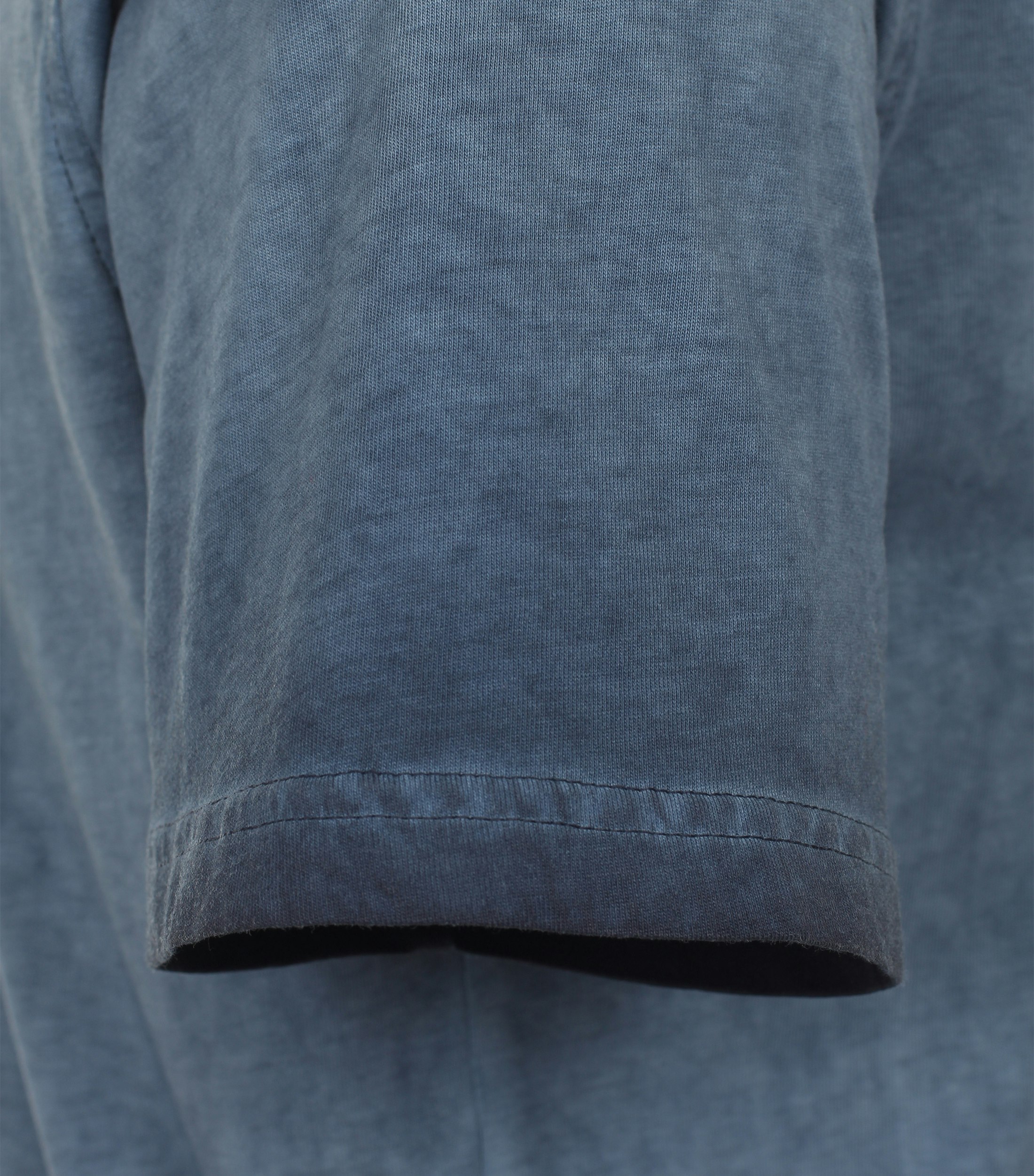 Ein T-Shirt im uni Muster in der Farbe Mittelblau