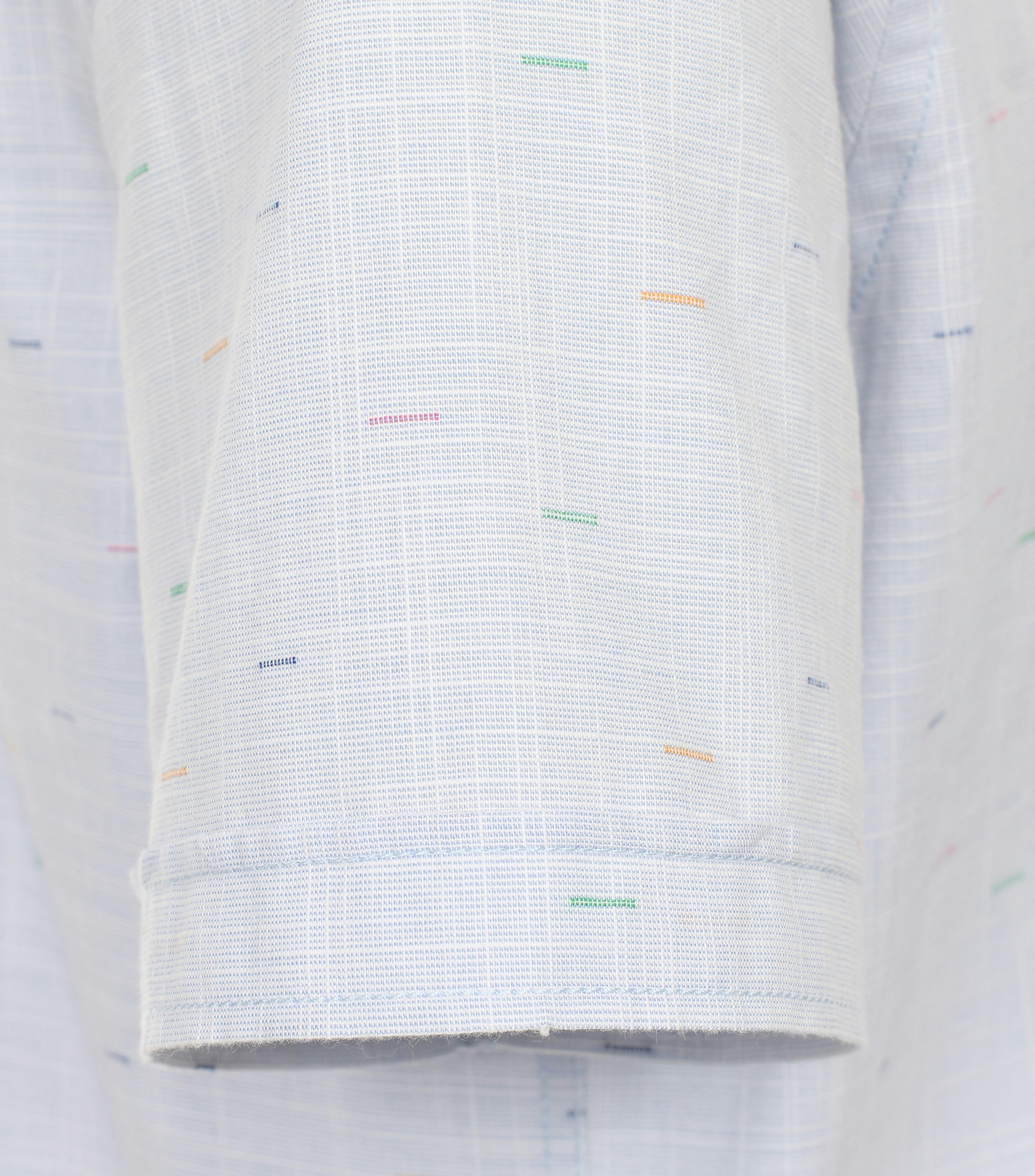 Ein Freizeithemd im uni Muster in der Farbe Hellblau