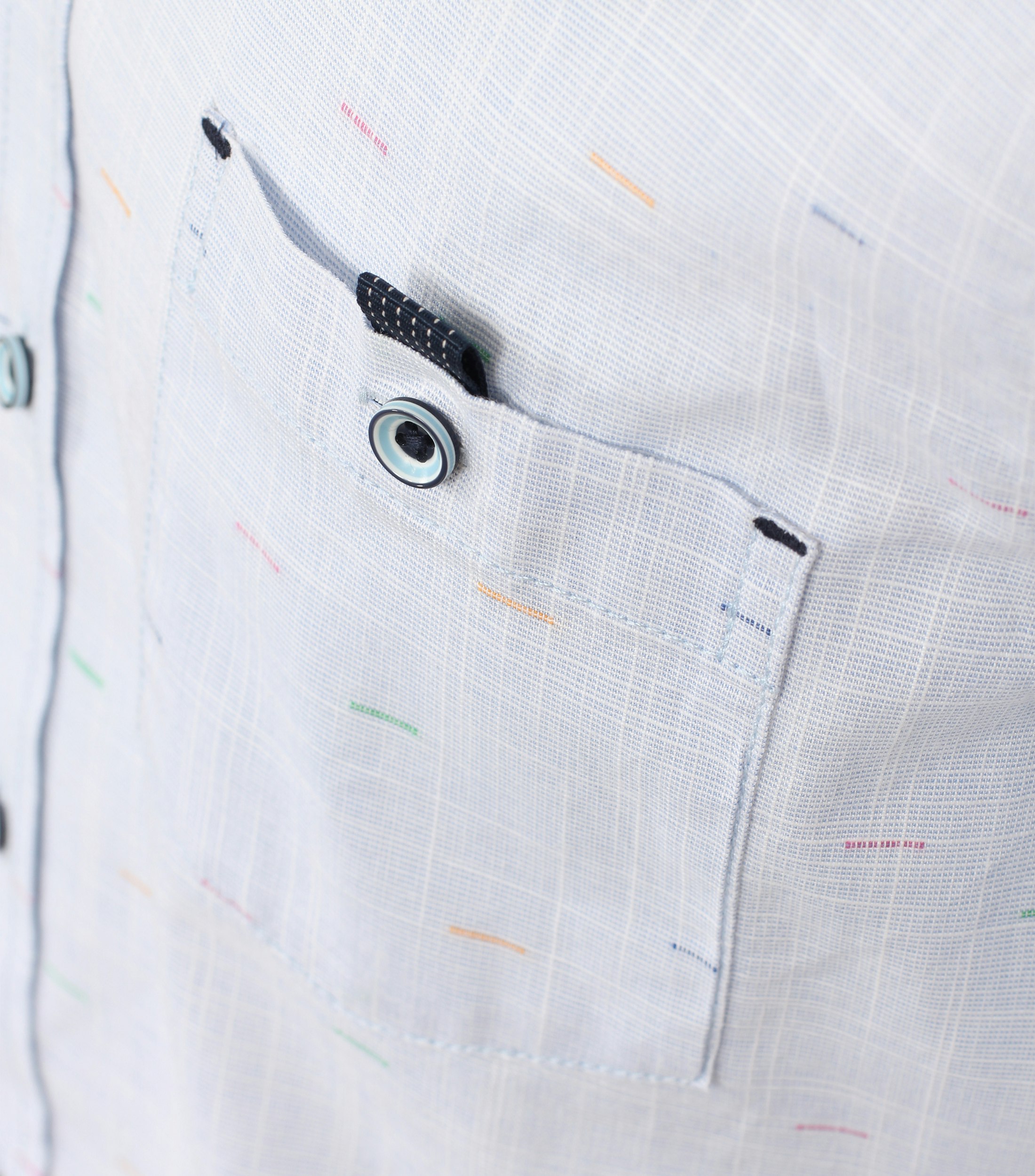 Ein Freizeithemd im uni Muster in der Farbe Hellblau