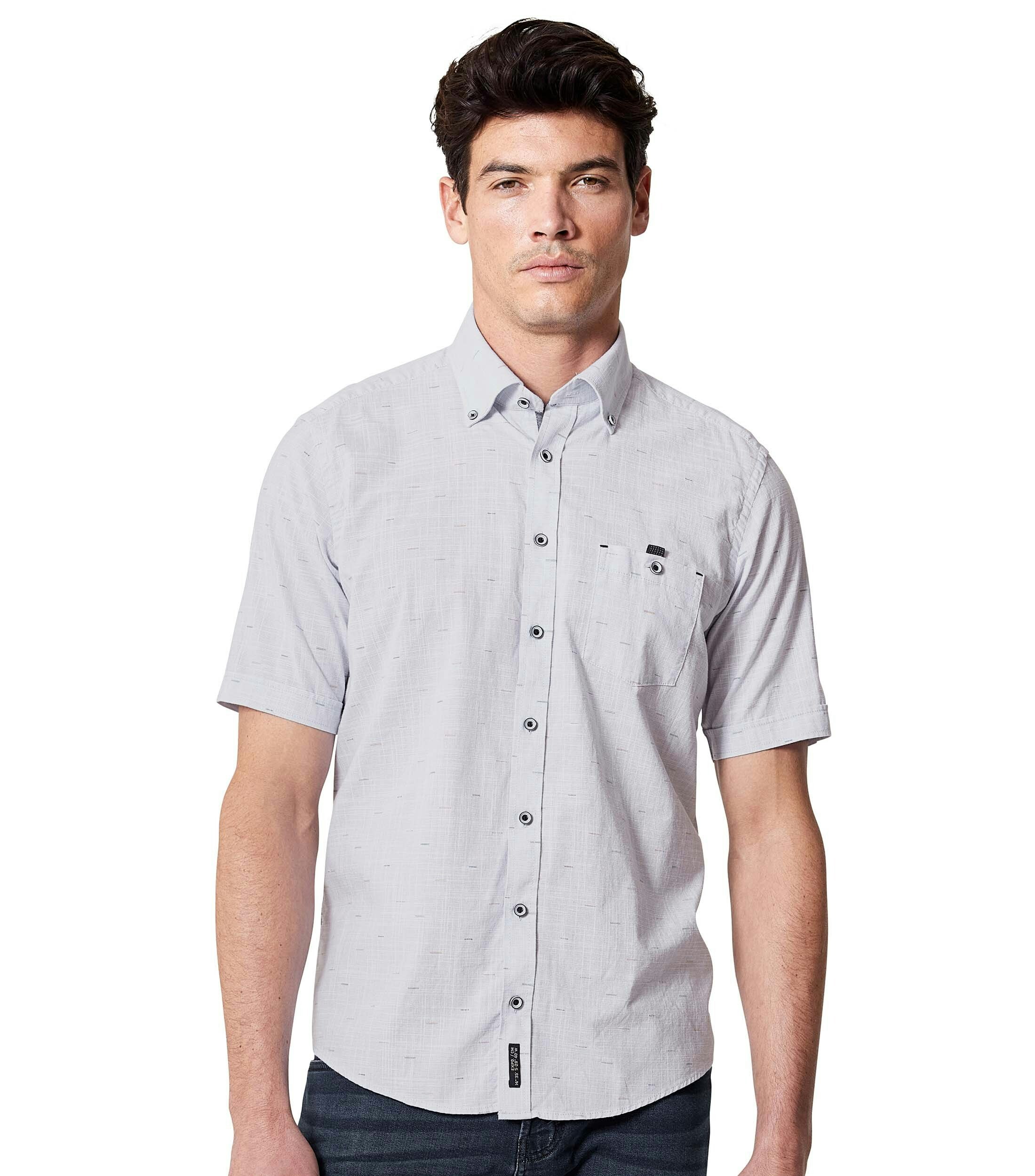 Ein Freizeithemd im uni Muster in der Farbe Hellblau