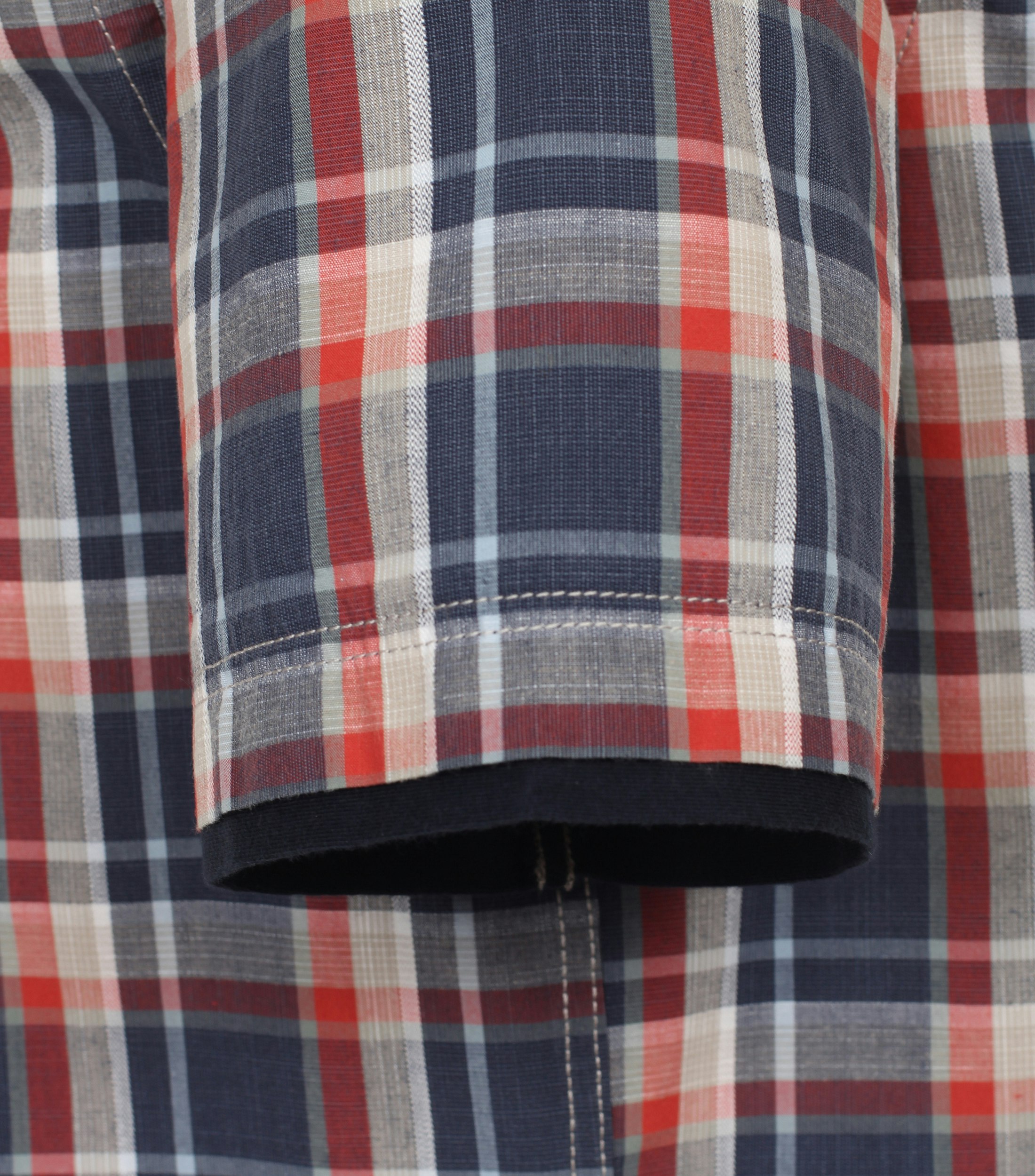 Ein Freizeithemd im kariert Muster in der Farbe Dunkelblau