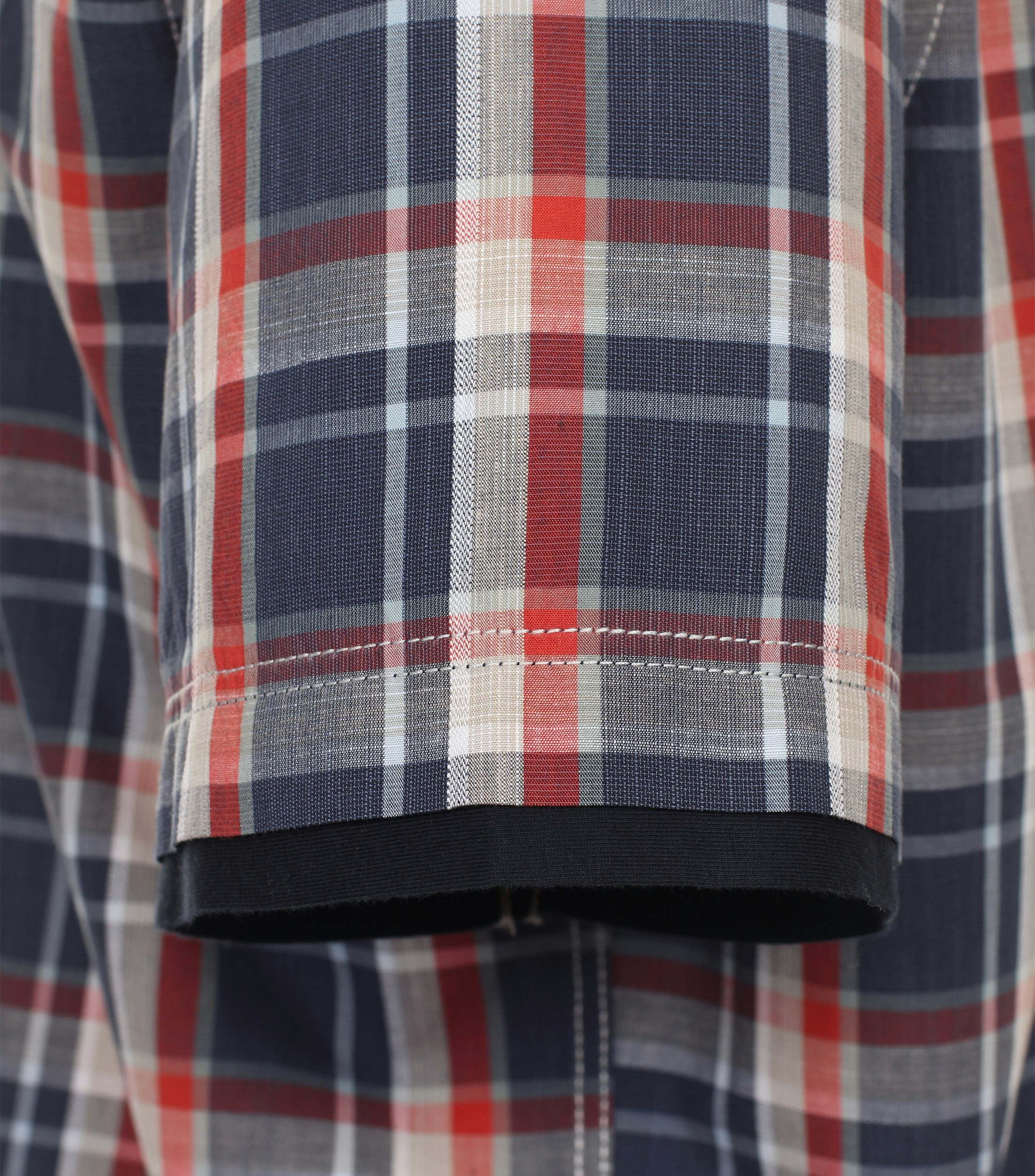 Ein Freizeithemd im kariert Muster in der Farbe Dunkelblau